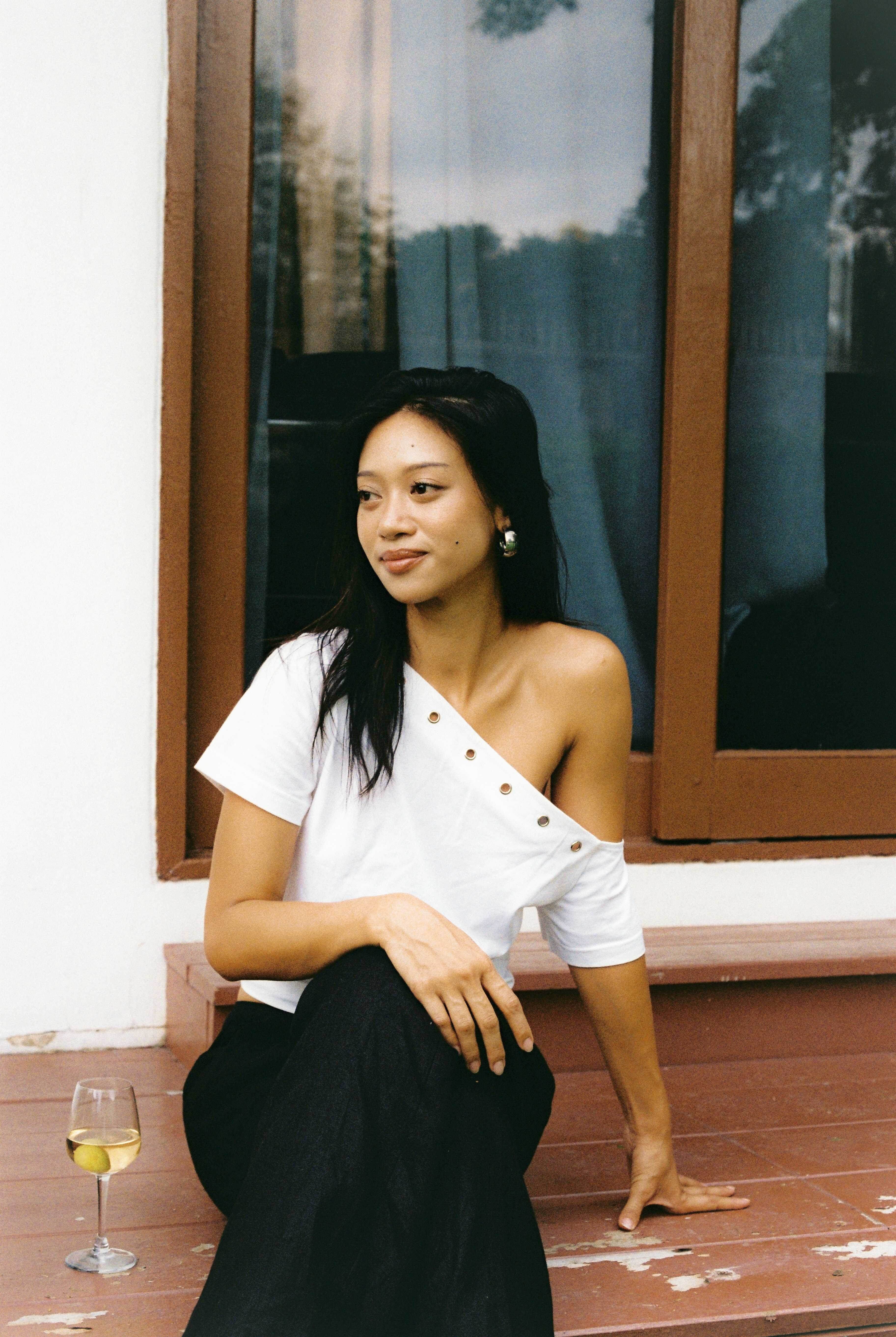 RUMON Cliff Off-Shoulder Top เสื้อยืดปาดไหล่ ดีไซน์ห่วงตาไก่