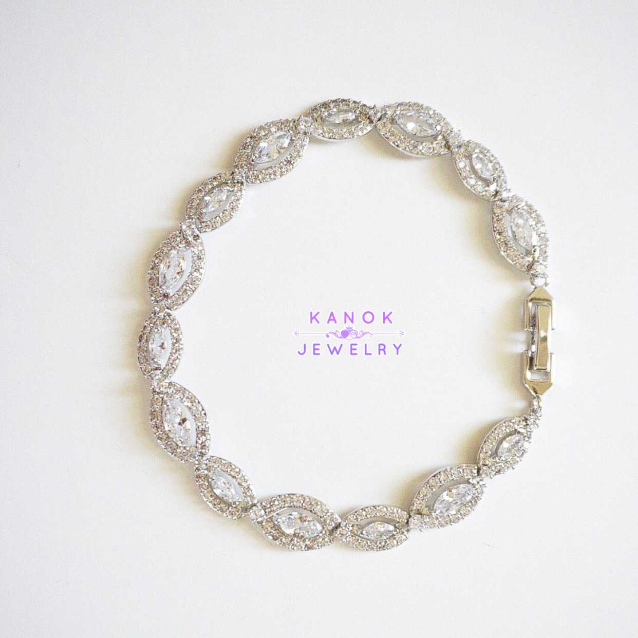Kanok Jewelry /สร้อยข้อมือประดับเพชรสังเคราะห์ CZ  / จัดส่งฟรี EMS /B022