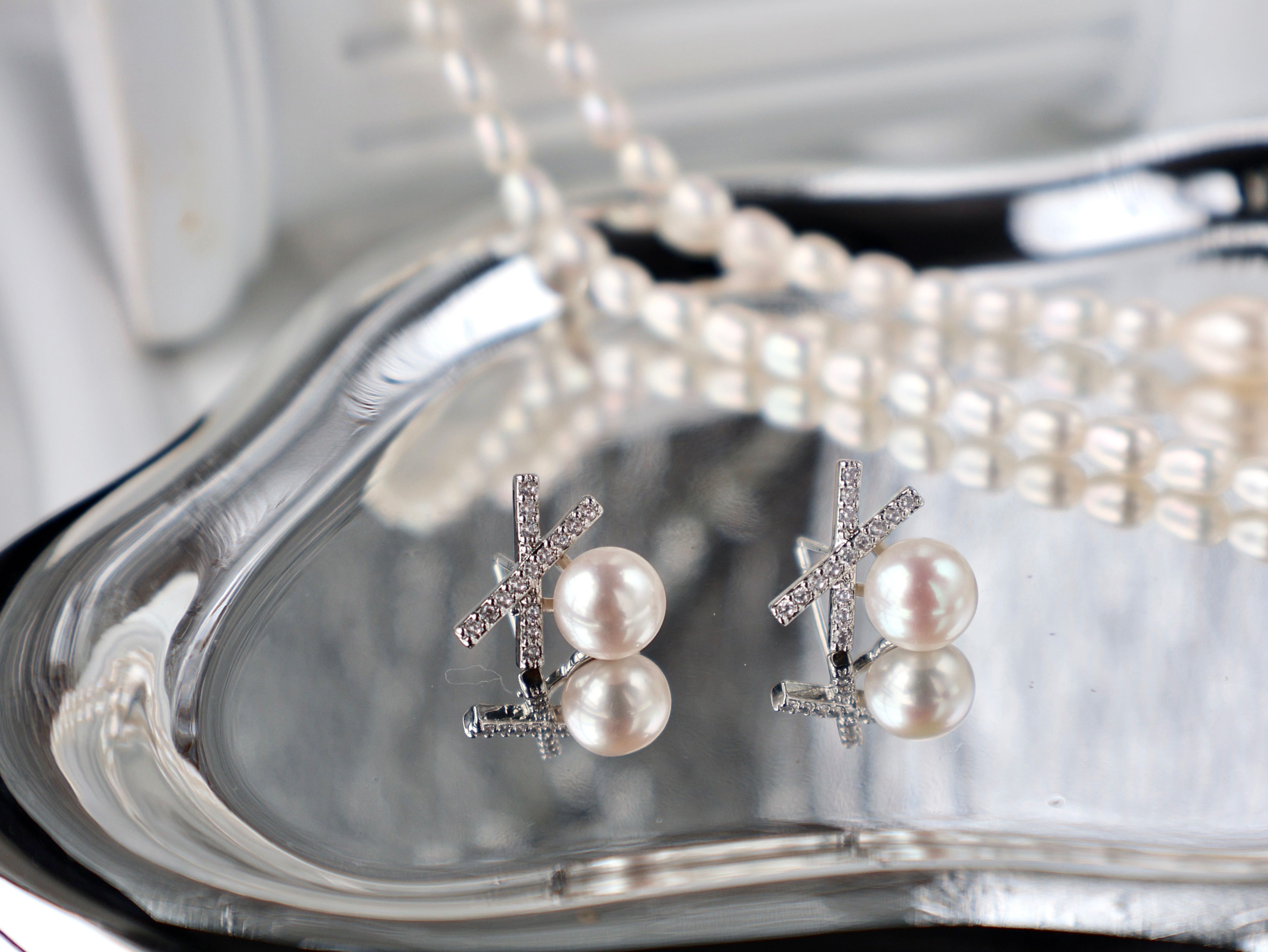 E28 รุ่น Aveline Pearl ไข่มุกแท้6A ขนาด 8-9mm ตัวเรือนเงินฝังเพชร เรียบหรูละมุนสไตล์ Minimal Luxury 