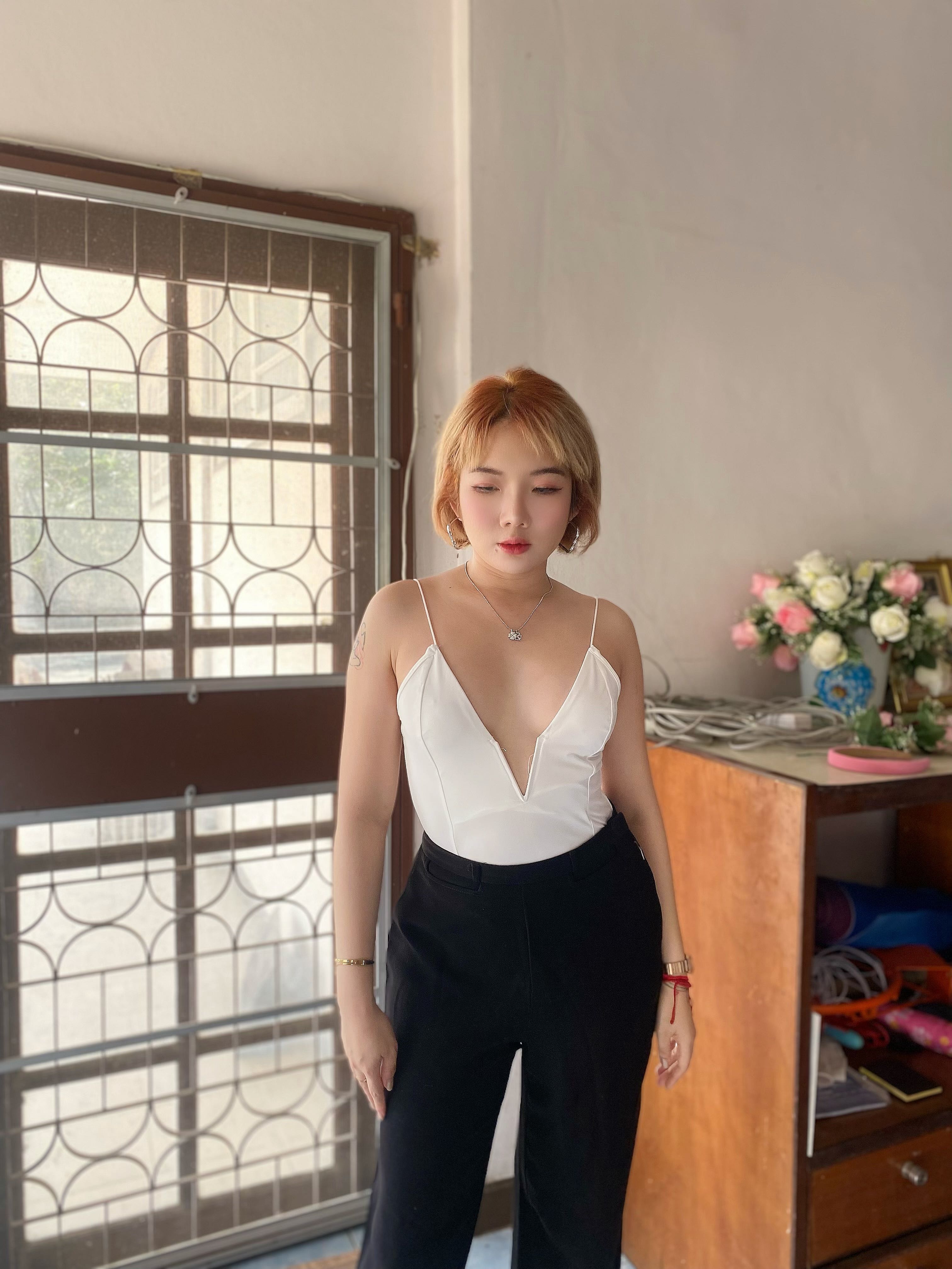 SHEIN บอดี้สูทขาวแหวกกลางอก