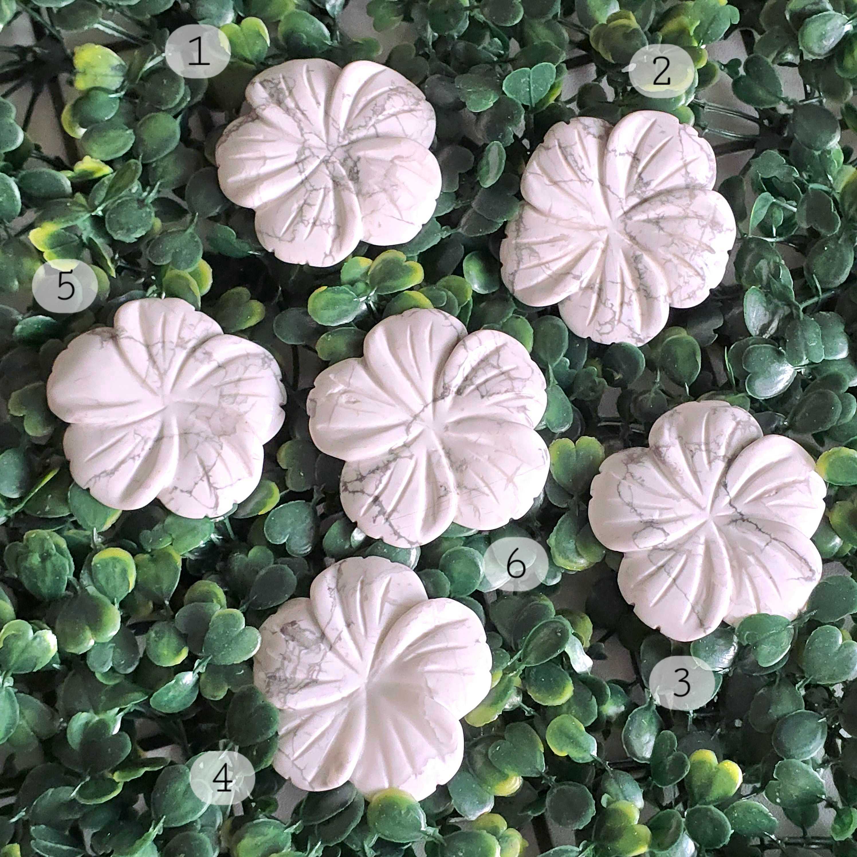 Howlite (ฮาวไลต์) Flower