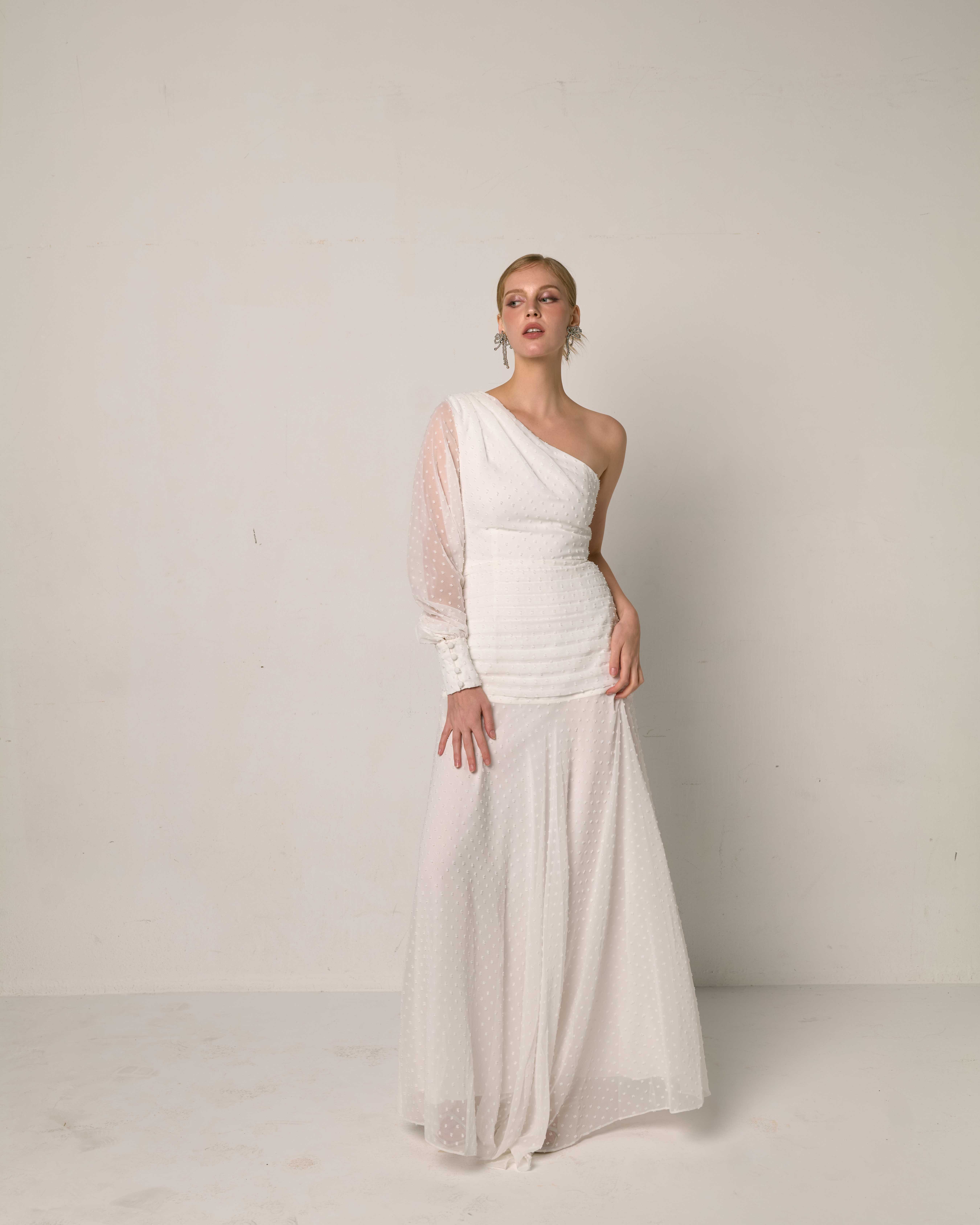 Exclusive Bianca Dress - เดรสยาวผ้าชีฟองปักจุด