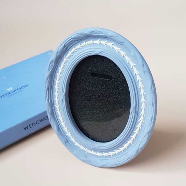 กรอบรูปทรงวงรี วินเทจ WEDGWOOD BLUE JASPER WARE OVAL PICTURE FRAME