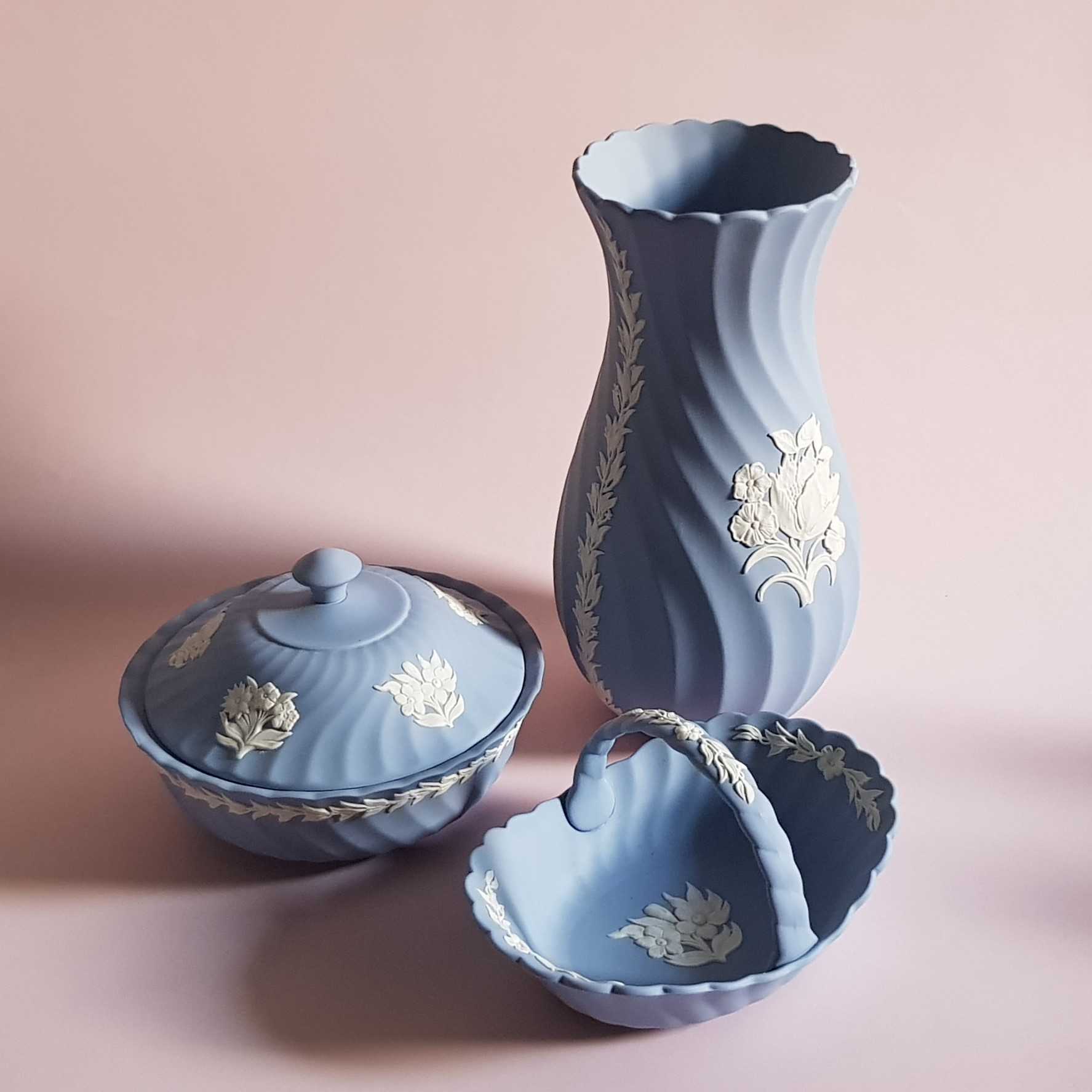 VINTAGE WEDGWOOD JASPERWARE SWIRLED BLUE VASE, BOWL, PLATE แจกัน ถ้วย ตะกร้าเซรามิกสีฟ้าลายดอกไม้