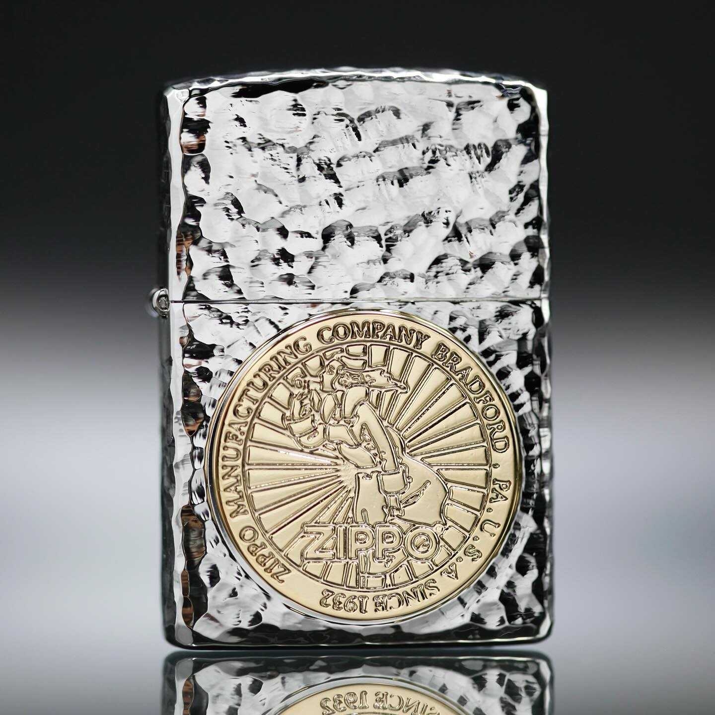 Zippo ไฟแช็กรุ่น ZJP0118 Hammertone Windy Emblem (สีทอง)