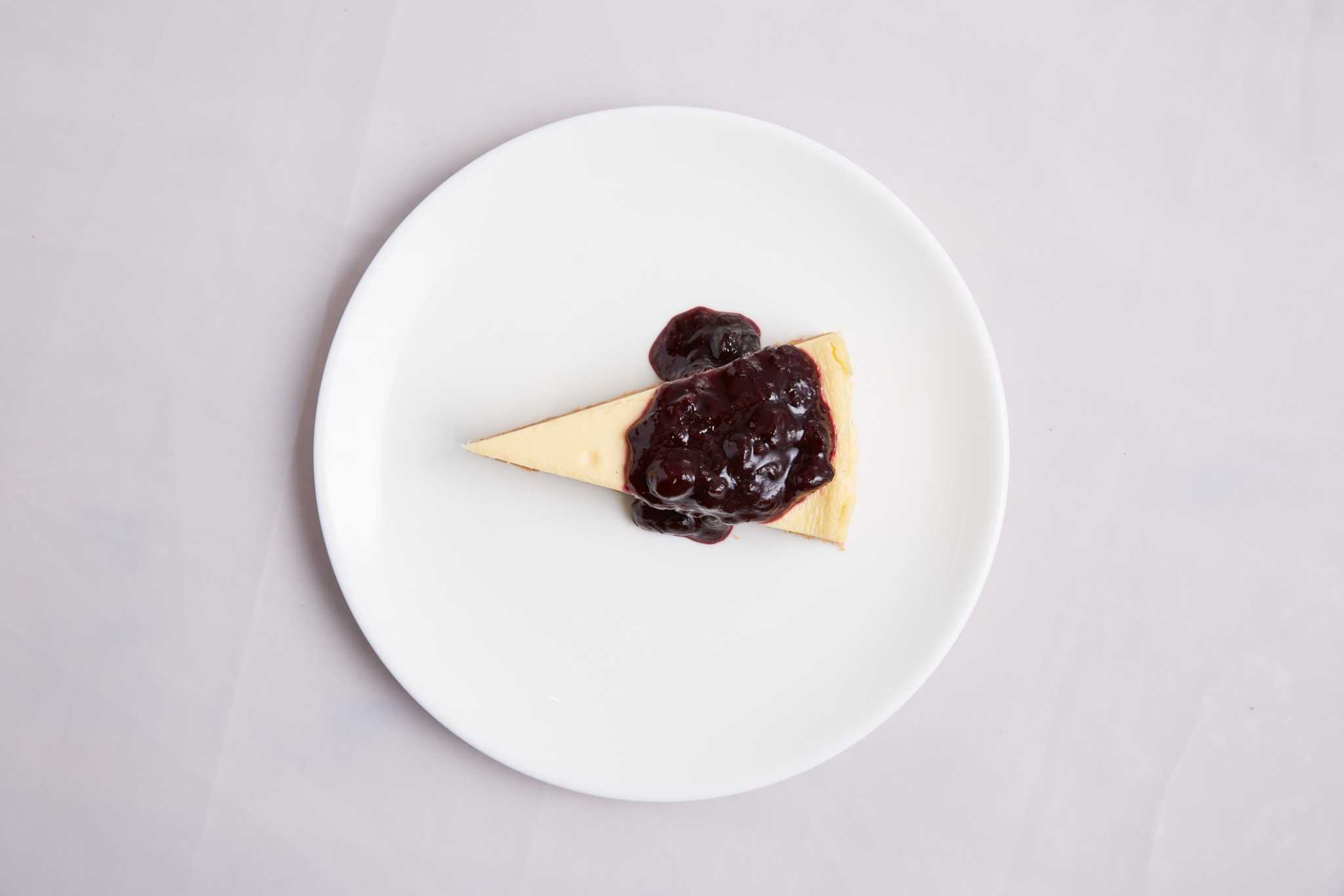 Classic cheesecake with blackblueberry sauce