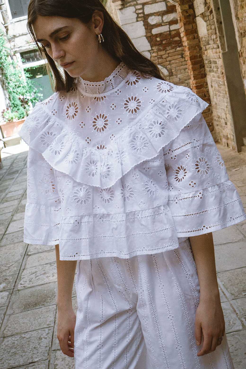 (พร้อมส่ง ) Perana เสื้อ ลูกไม้ Venice Blouse (สีขาว White )