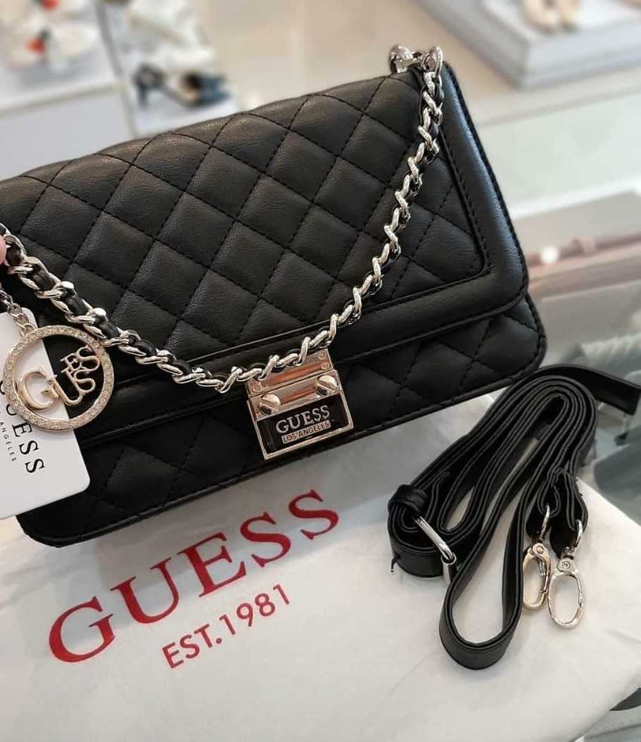 กระเป๋า Guess ห้อยชื่อแบรนด์