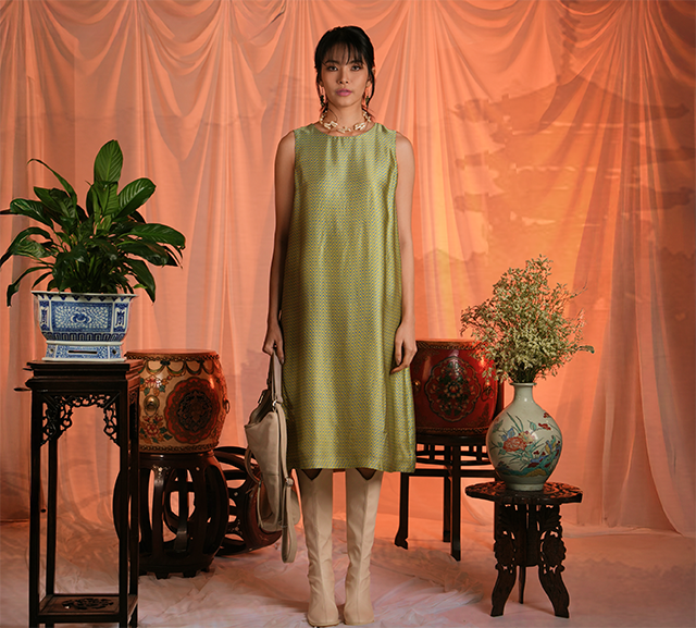 เดรสซาตินสีเขียวลายริ้ว Green Striped Satin Dress