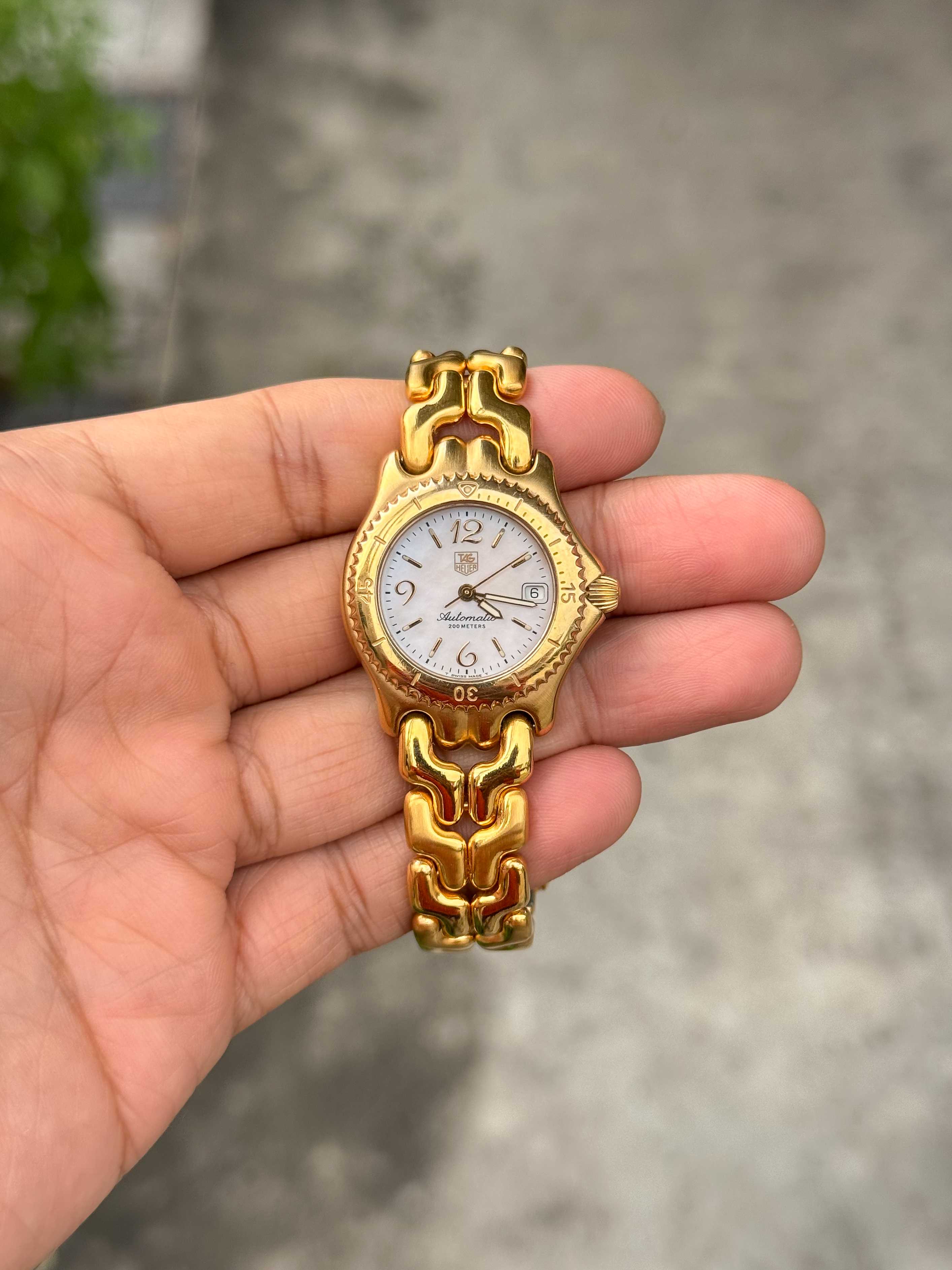 Tag Heuer ก้างปลา Lady Size Automatic เรือนทองล้วน หน้ามุกขาว