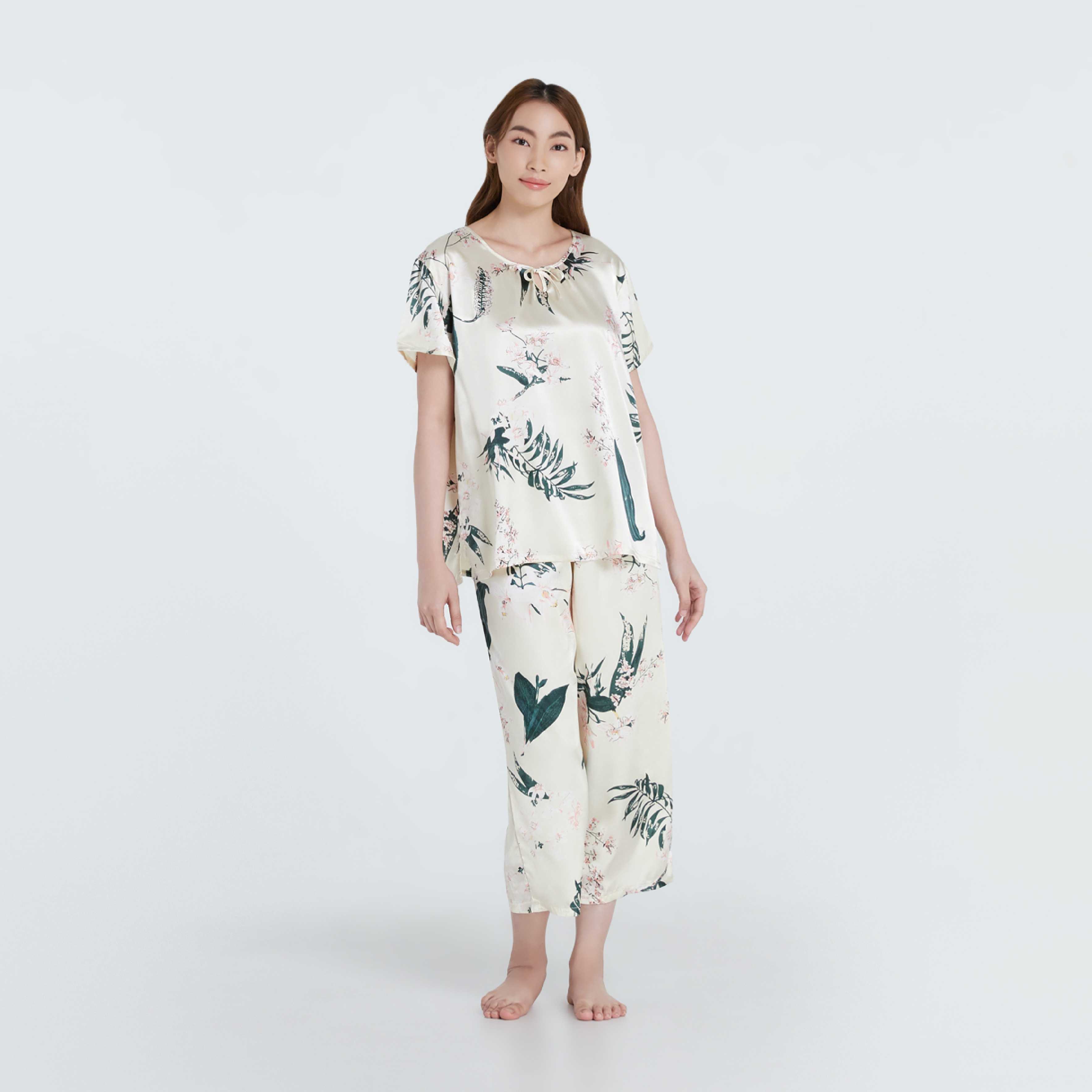 ชุดนอนซาติน Vana คอกลมแขนสั้นขาสามส่วน ลาย (SS-6211)