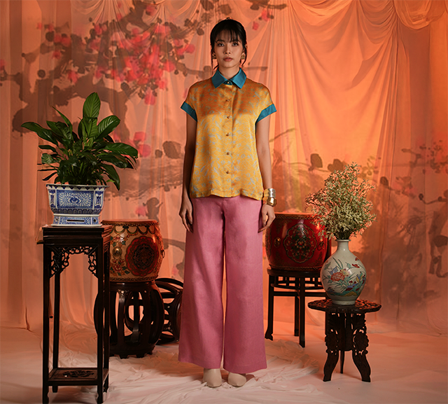 เสื้อเชิ๊ตสีเหลืองแขนเบิ้ล ผ้าซิลค์ซาตินพิมพ์ลาย Yellow Rolled-Sleeve  Silk Satin Shirt