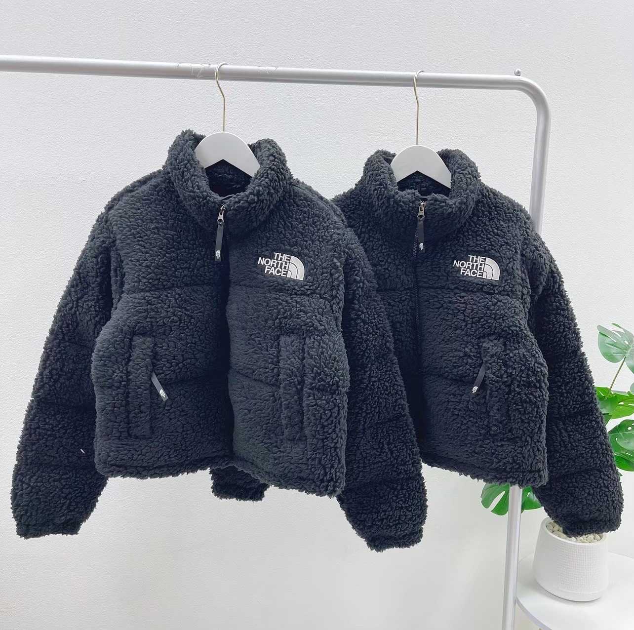The North Face W'S Sherpa Nuptse Jacket (Black)
