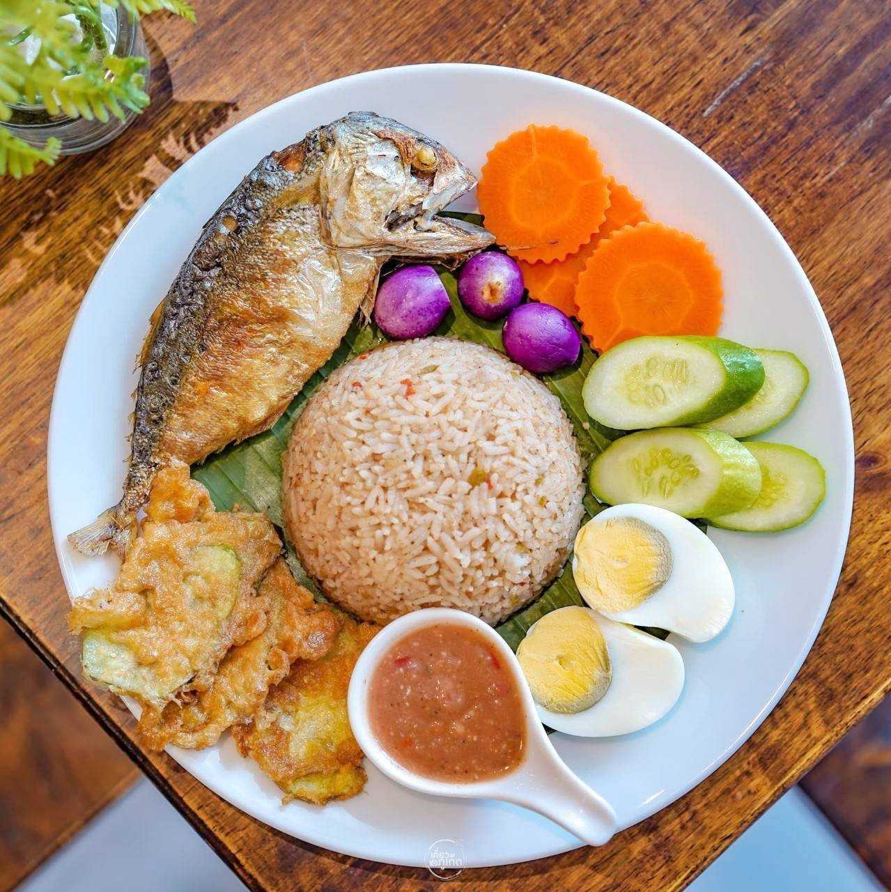 ข้าว​ผัดน้ำพริกกะปิ + ไข่ต้ม / Fried Rice with shrimp paste + Boiled​Egg​