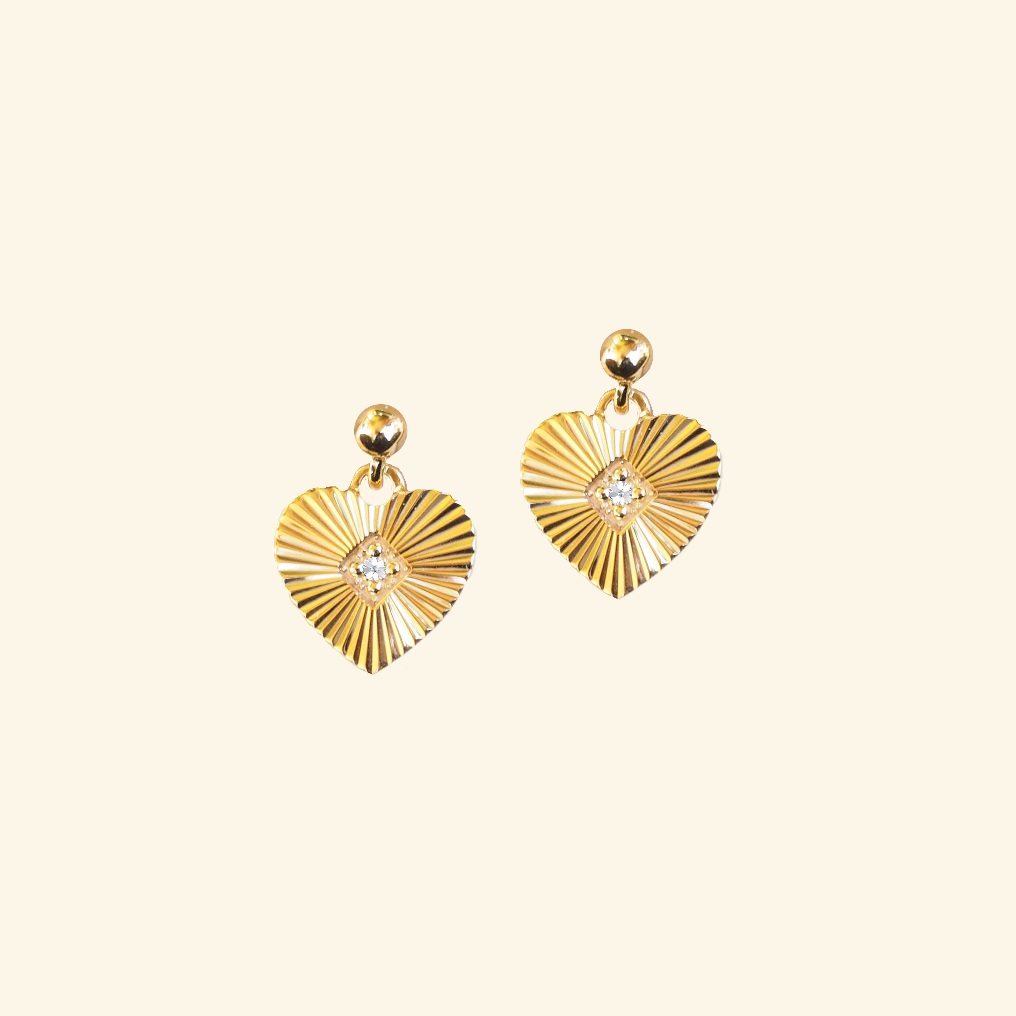 ต่างหูก้านวินเทจหัวใจ (Vintage Heart Stud Earrings)