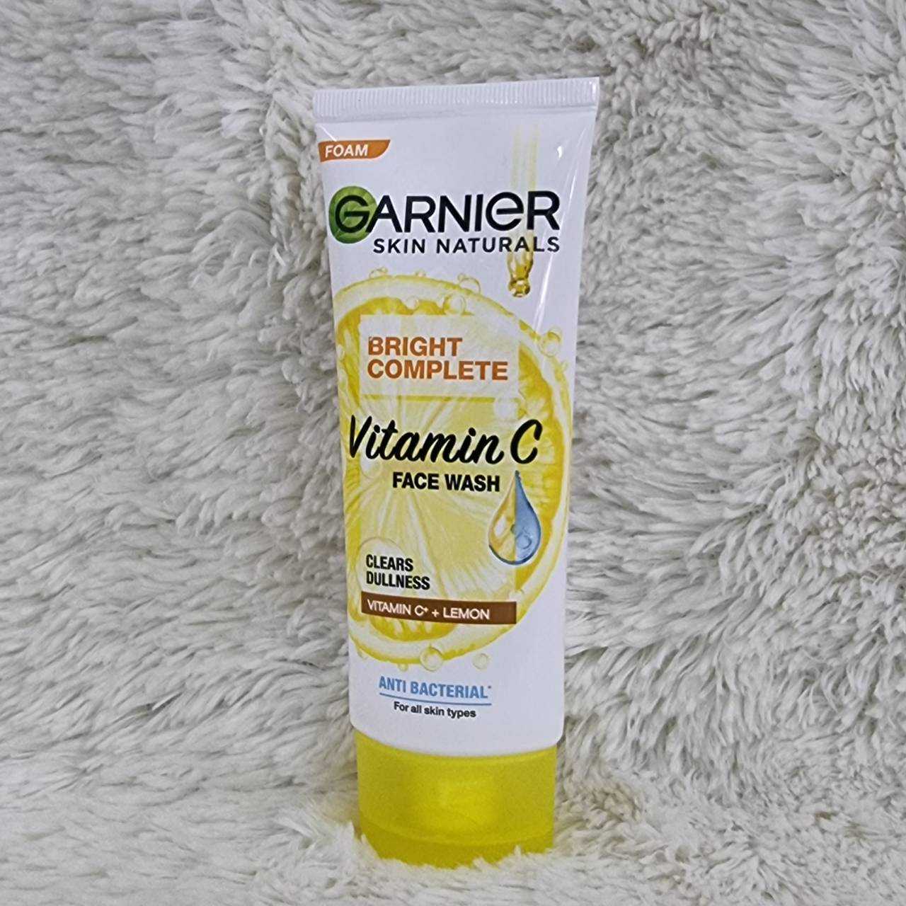 โฟมล้างหน้า garnier vitamin c face wash scrub