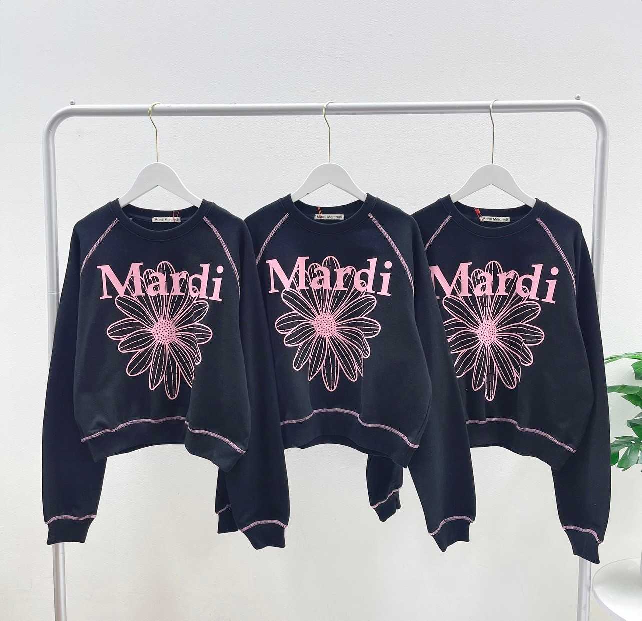 Mardi Raglan Flower Sweatshirt (Black/Pink)