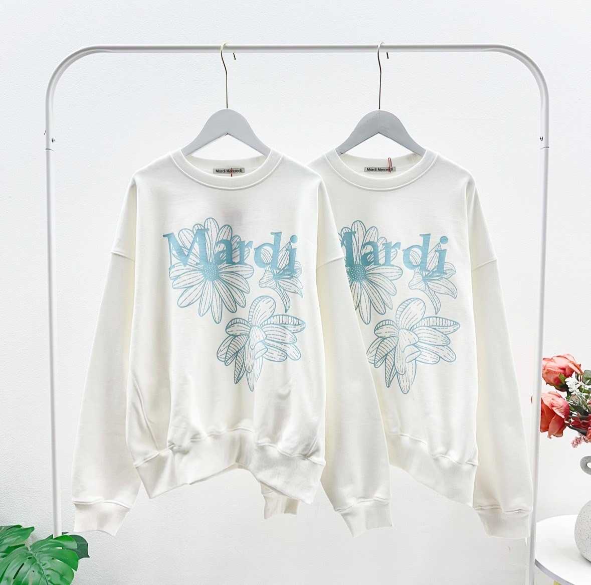 พร้อมส่ง Mardi Tripple Flower Sweatshirt ( White/Sky )
