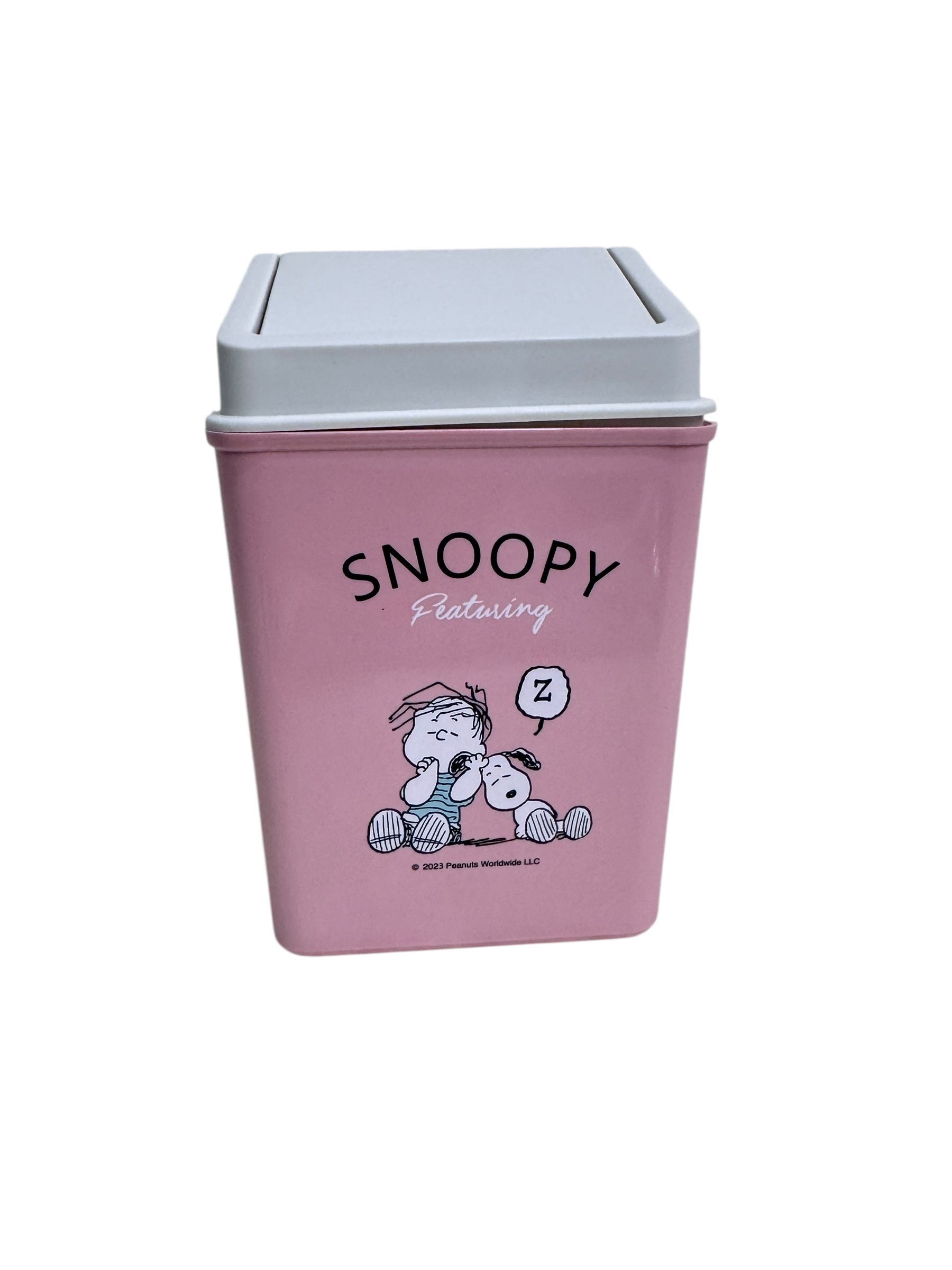 ถังขยะเหลี่ยมมีฝา  Snoopy สีชมพู ขนาด 13.5x16.5X21 ชม.