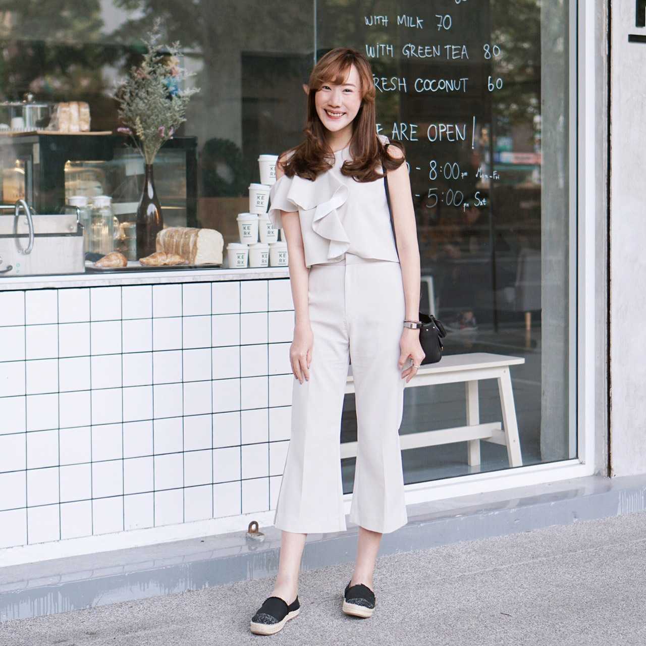 Emmie Pants กางเกง 5 ส่วน เอวสูง รีดจีบกลาง ปลายขาบานออกเล็กน้อย และมีผ่าด้านข้าง 