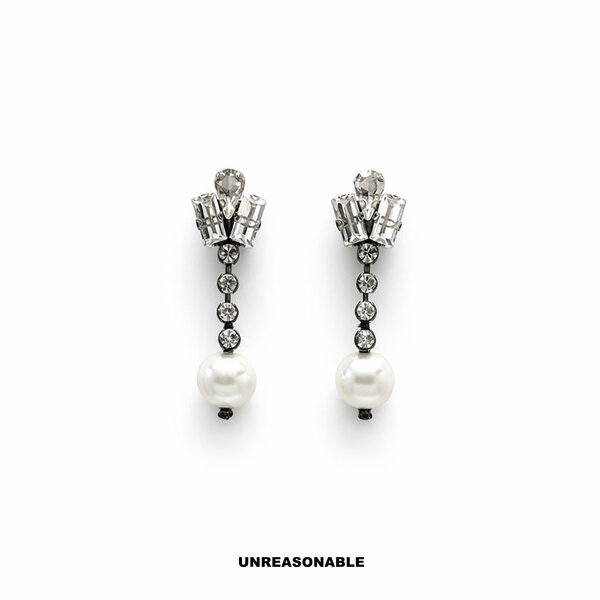 Luna Pearl Drop Earrings สีขาว UA0630-01 Unreasonable Accessories