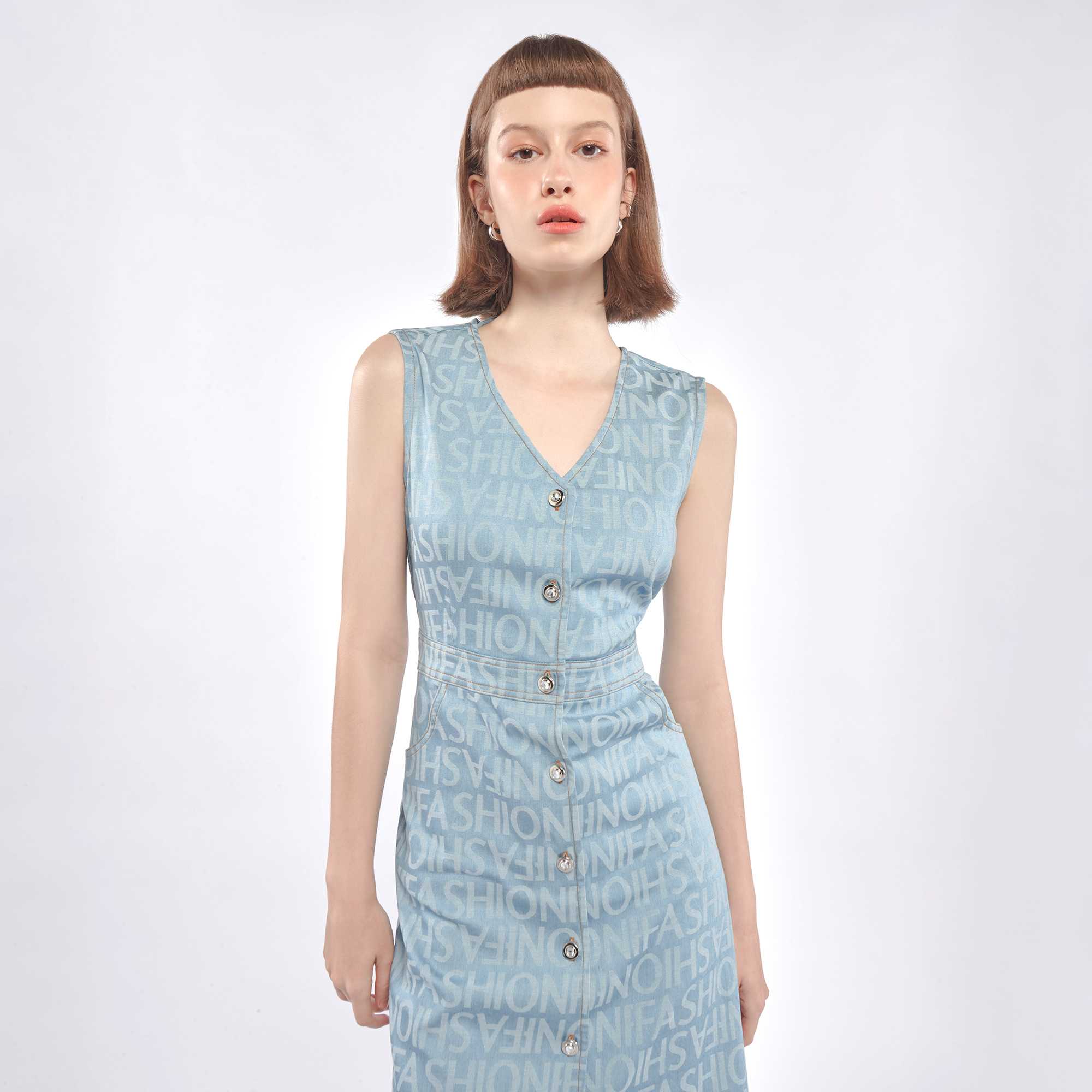 เดรสยีนส์แขนกุดลายโลโก้ FF | FF Logo Sleeveless Denim Dress | 06395