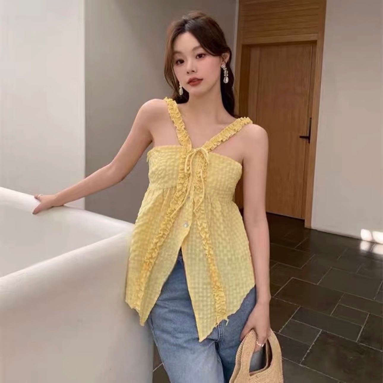 พร้อมส่ง‼️ GMG เสื้อสายเดี่ยว ผ้าเปลือกไม้สีเหลือง  ดีเทลผูกริบบิ้นด้านหน้า แต่งระบาย ชายเสื้อไล่ระด