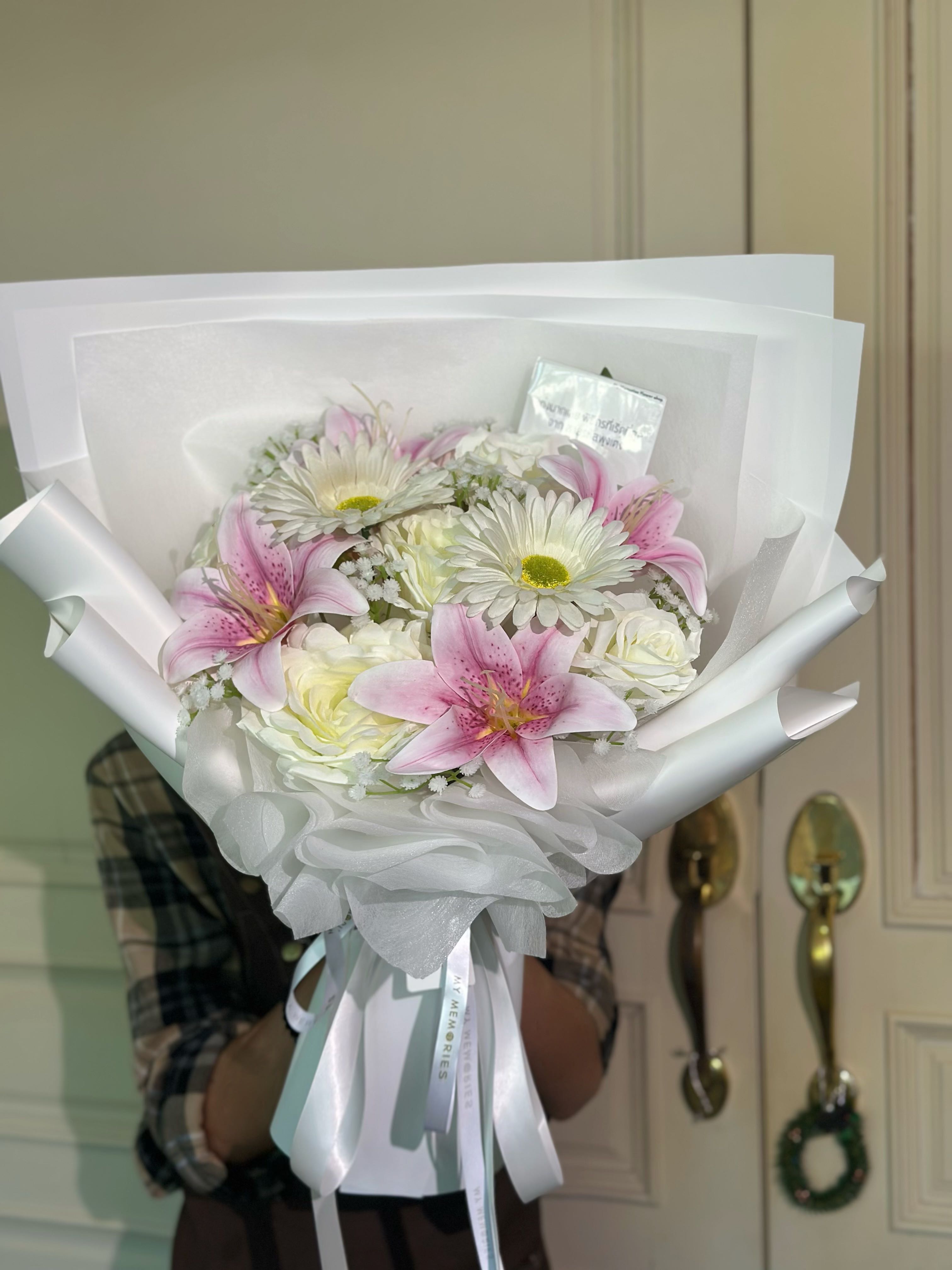 ช่อดอกไม้ประดิษฐ์เยอบีร่าลิลลี่ชมพูกุหลาบขาว