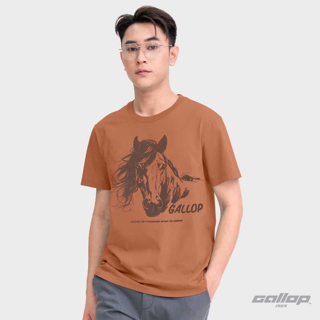 GALLOP : Graphic Tee เสื้อยืดพิมพ์ลาย ผ้าคอตตอนผู้ชาย รุ่น GT9214 สี Brick Brown-น้ำตาลอิฐ