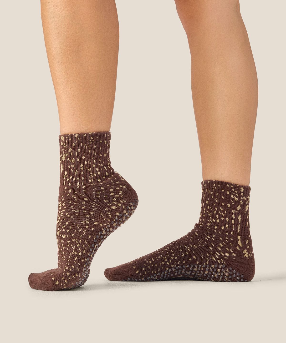 Crew Grip Socks - Fawn Espresso  | ถุงเท้าพิลาทิส MoveActive