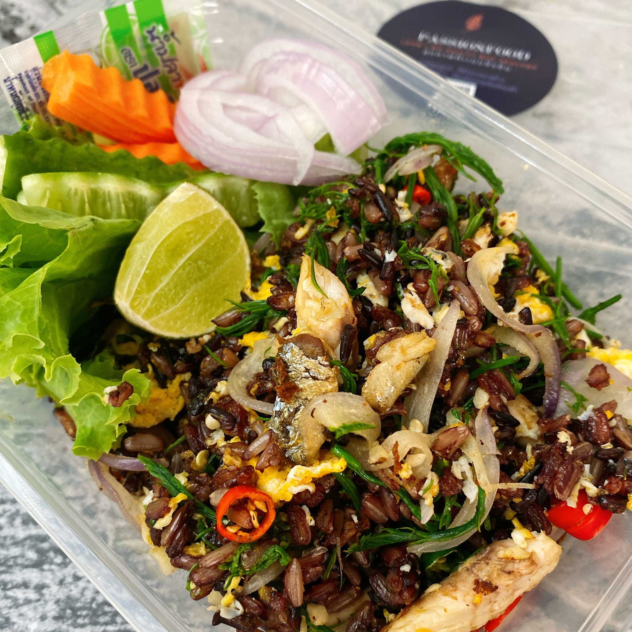 ข้าวผัดปลาทูชะอมทรงเครื่อง - Mackerel Fried Rice with Seasoned Climbing Wattle