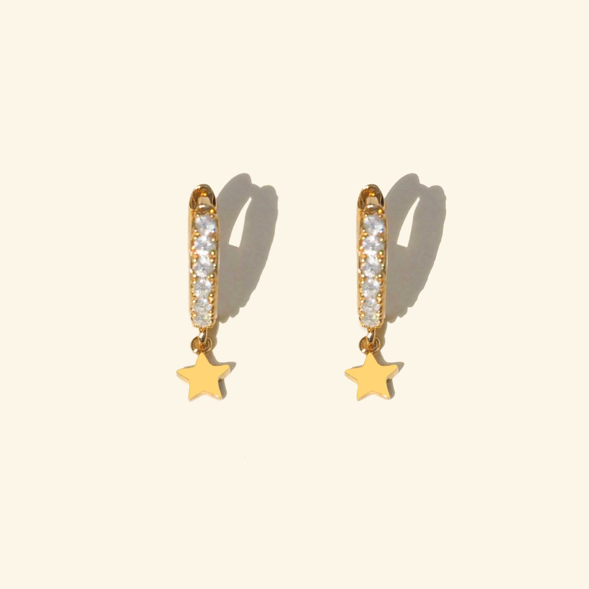 ต่างหูห่วงคริสตัล ดาวห้อย (Mini Stars Huggie Hoop Earrings)