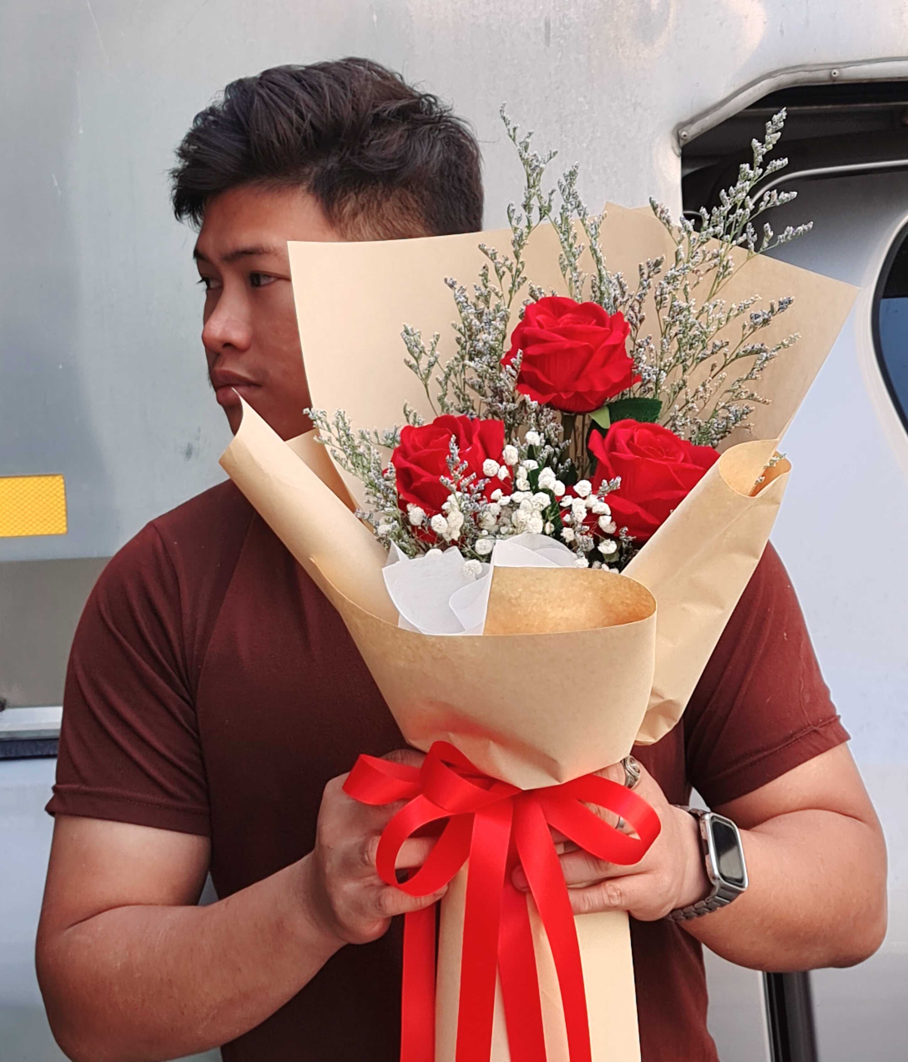 ช่อดอกไม้ประดิษฐ์กุหลาบแดง 3 ดอก