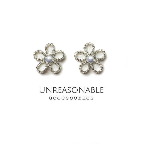 ต่างหูดอกไม้ สีขาว ต่างหูคลิป ต่างหูก้านเงินแท้ สวยใส่สบาย UA0378-03 Unreasonable Accessories