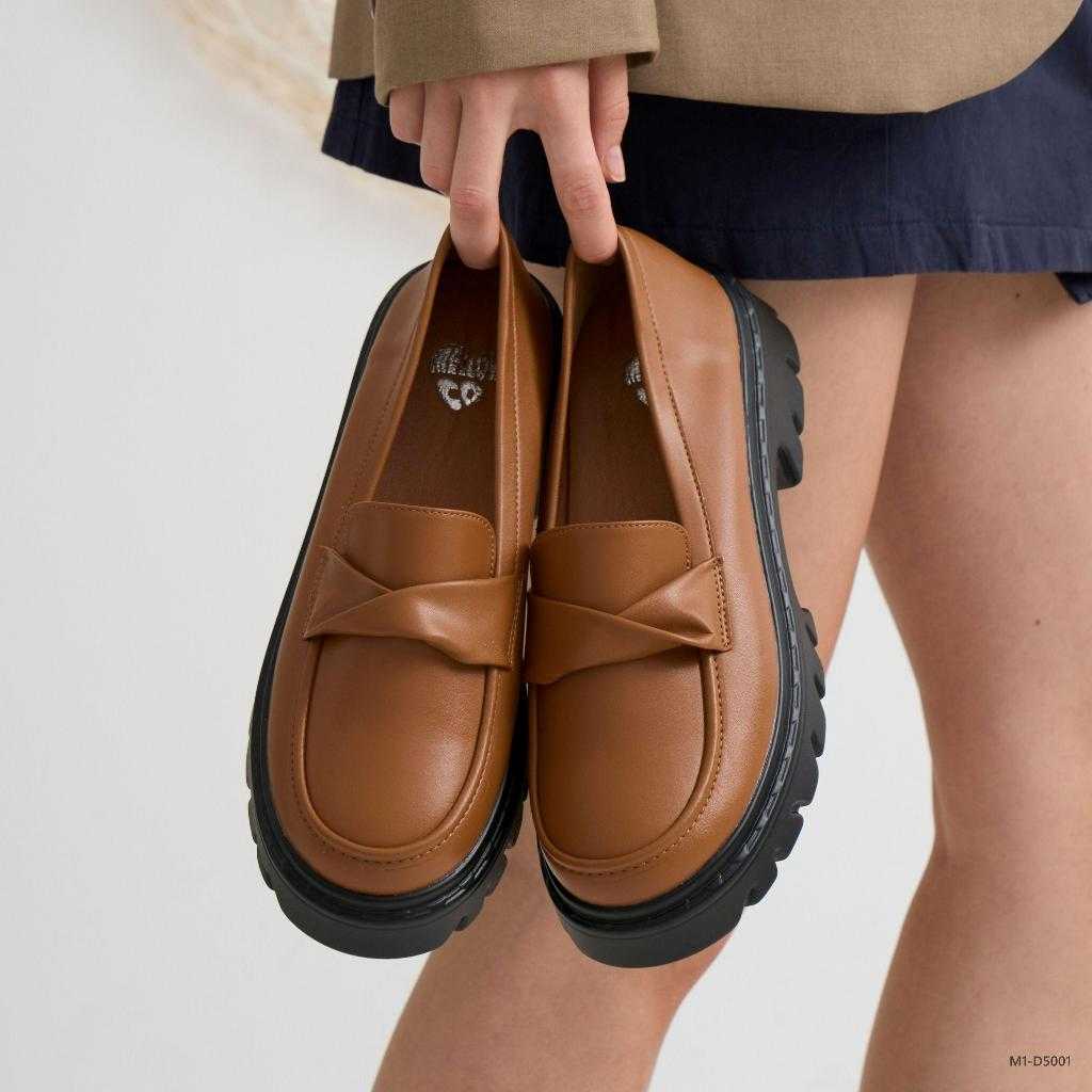 MellowCo รองเท้าโลเฟอร์วีแกนคาดหน้าทวิสต์ Loafer รุ่น Call Me Iris M1-D5001