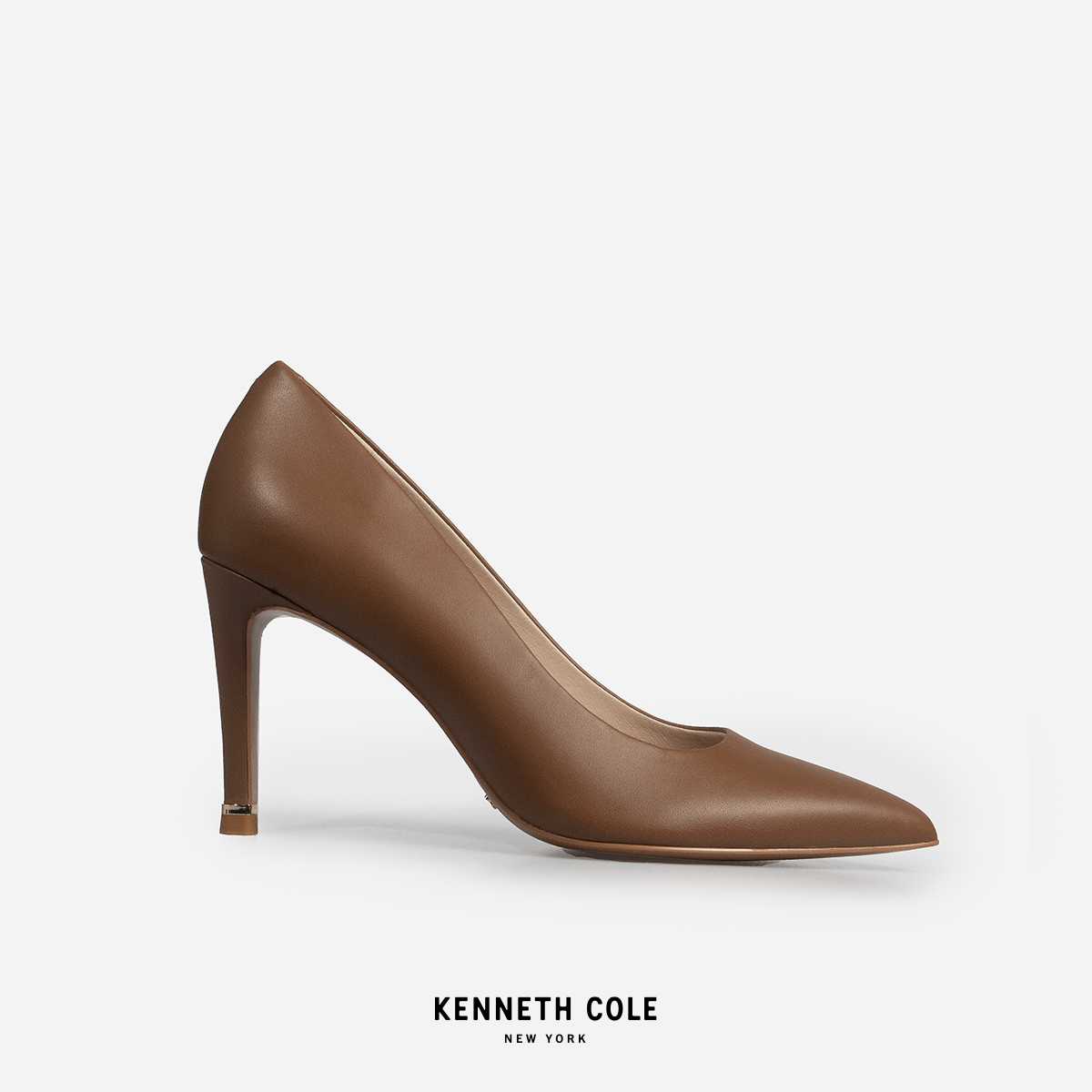 KENNETH COLE รองเท้าส้นสูงผู้หญิงรุ่น RILEY 85 PUMP MOCHA สีน้ำตาล ( HEL - KS95092LE-904 )