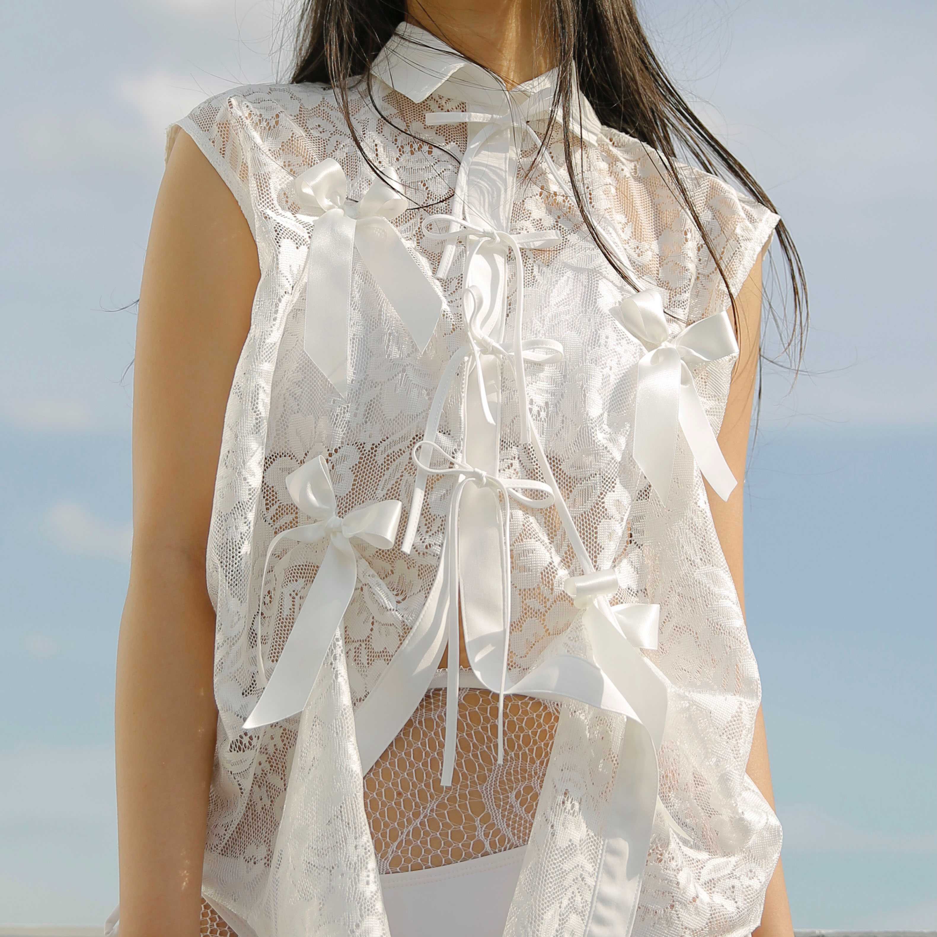 Rotsaniyom Sleeveless white lace shirt with BOW-DETAIL