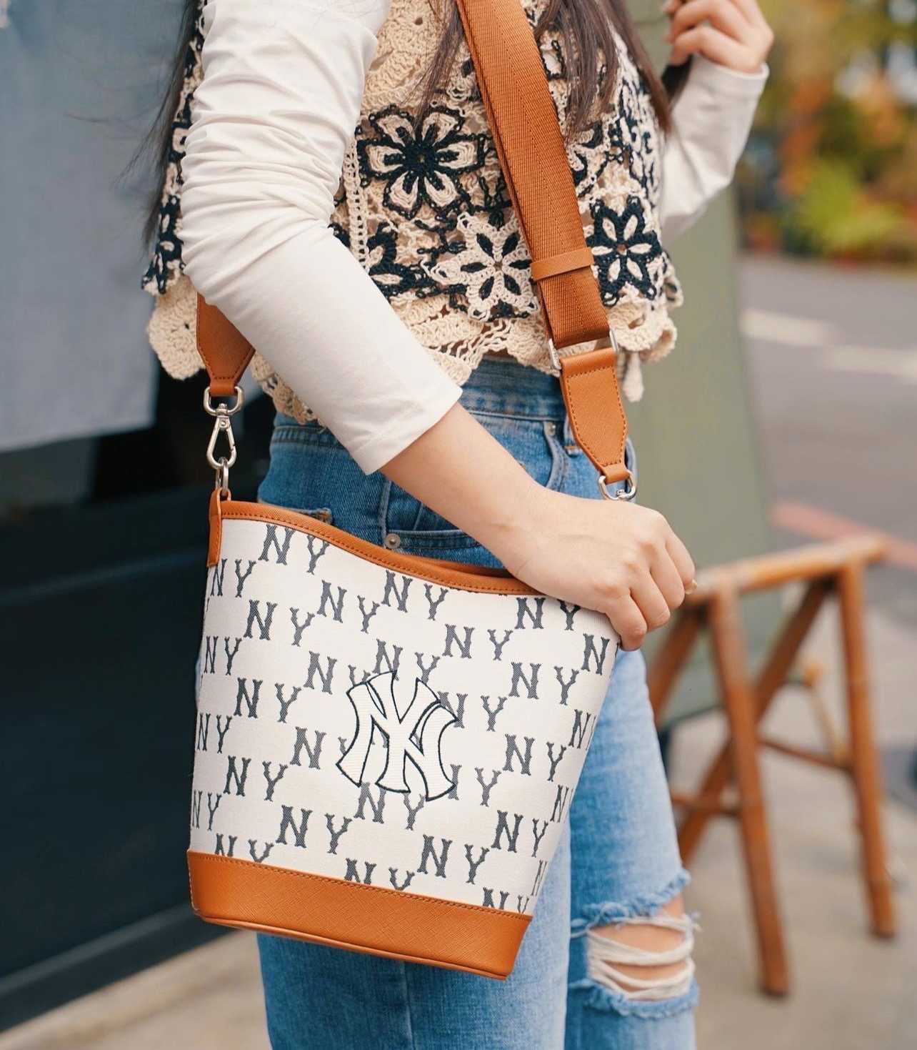 Sale🔥🔥MLB Big Classic Monogram Jacquard Bucket Bag  กระเป๋าสะพายทรงถัง สีขาวครีม น้ำตาล