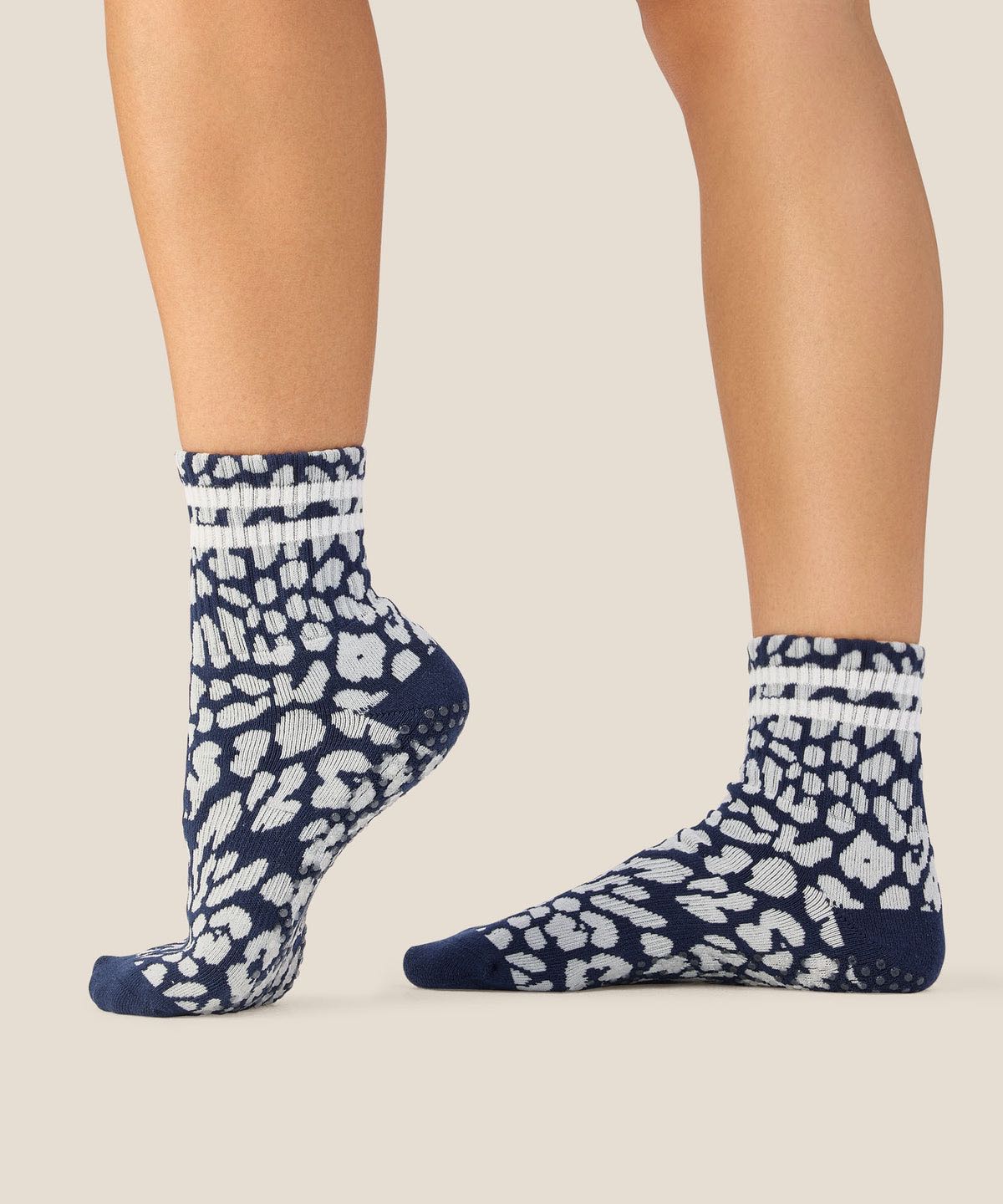 Crew Grip Socks - Cheetah Stripe Navy  | ถุงเท้าพิลาทิส MoveActive