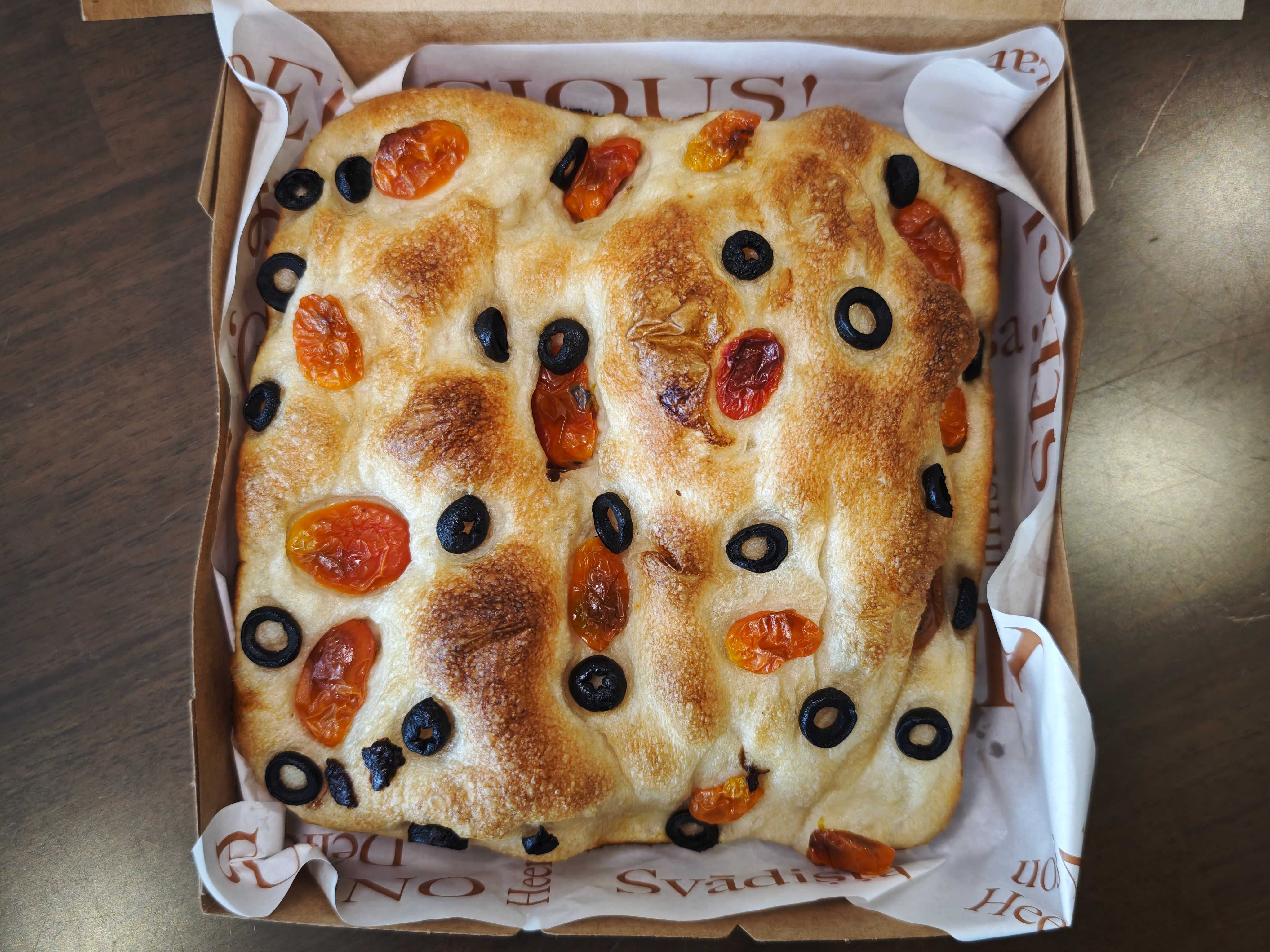Tomato and Olive Sourdough Focaccia - โฟคัชชาซาวร์โดมะเขือเทศและมะกอกดำ