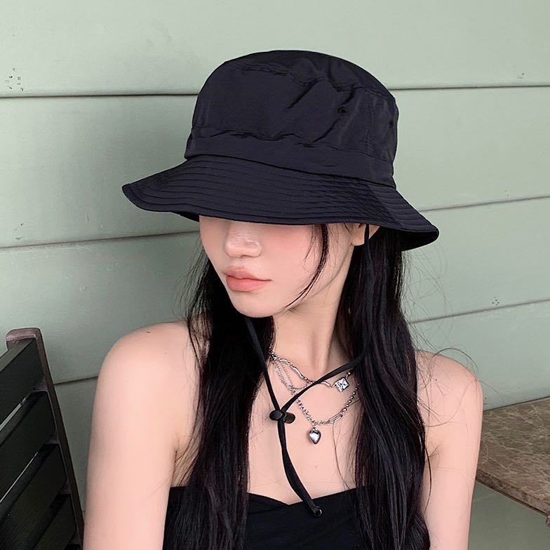 [พร้อมส่ง] หมวกปีกกว้างกันแดดสีพื้น มีเชือกรูดปรับได้ อย่างเฉียบ!! unisex - couple | QH004