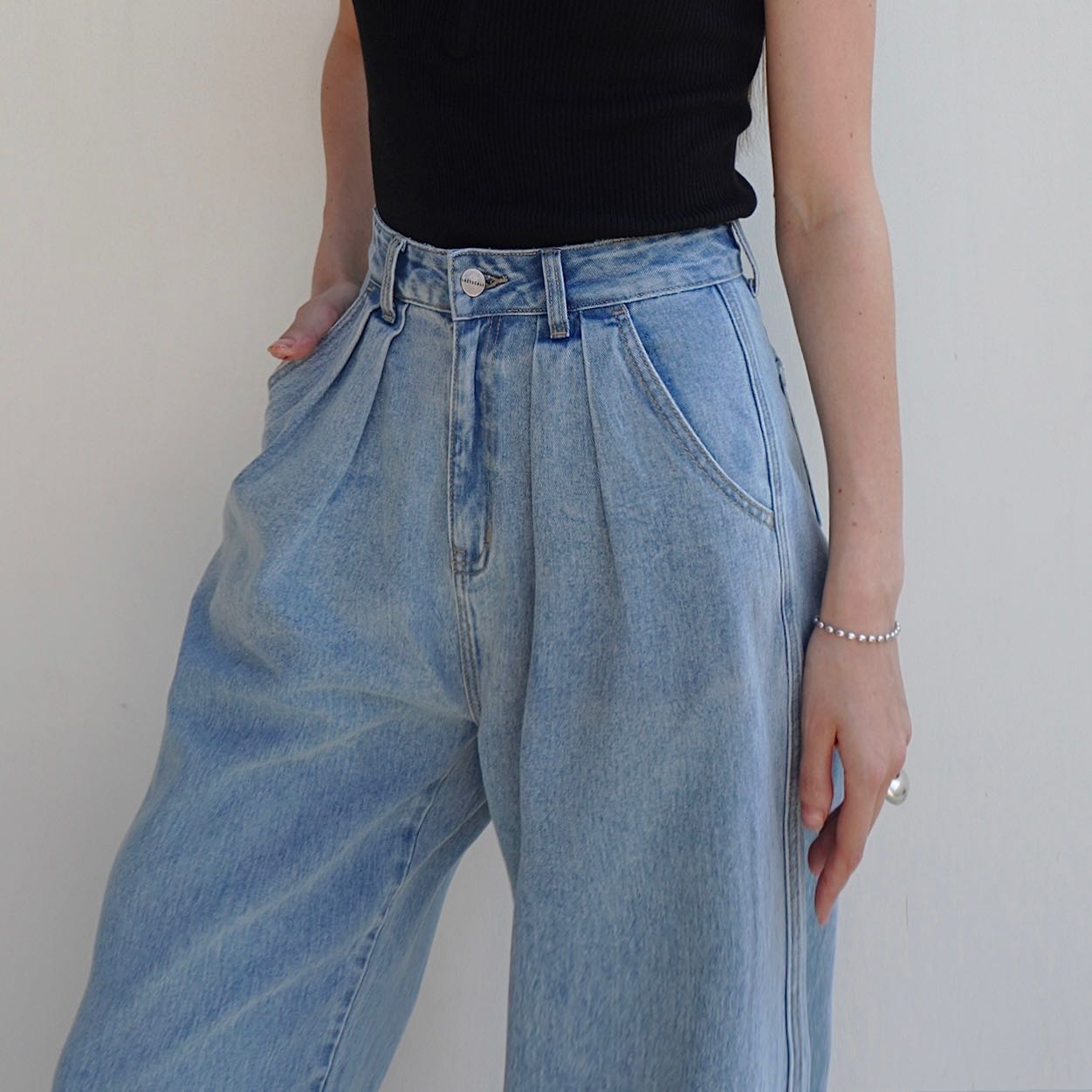 JE12 - Pleated Tailored Jeans 