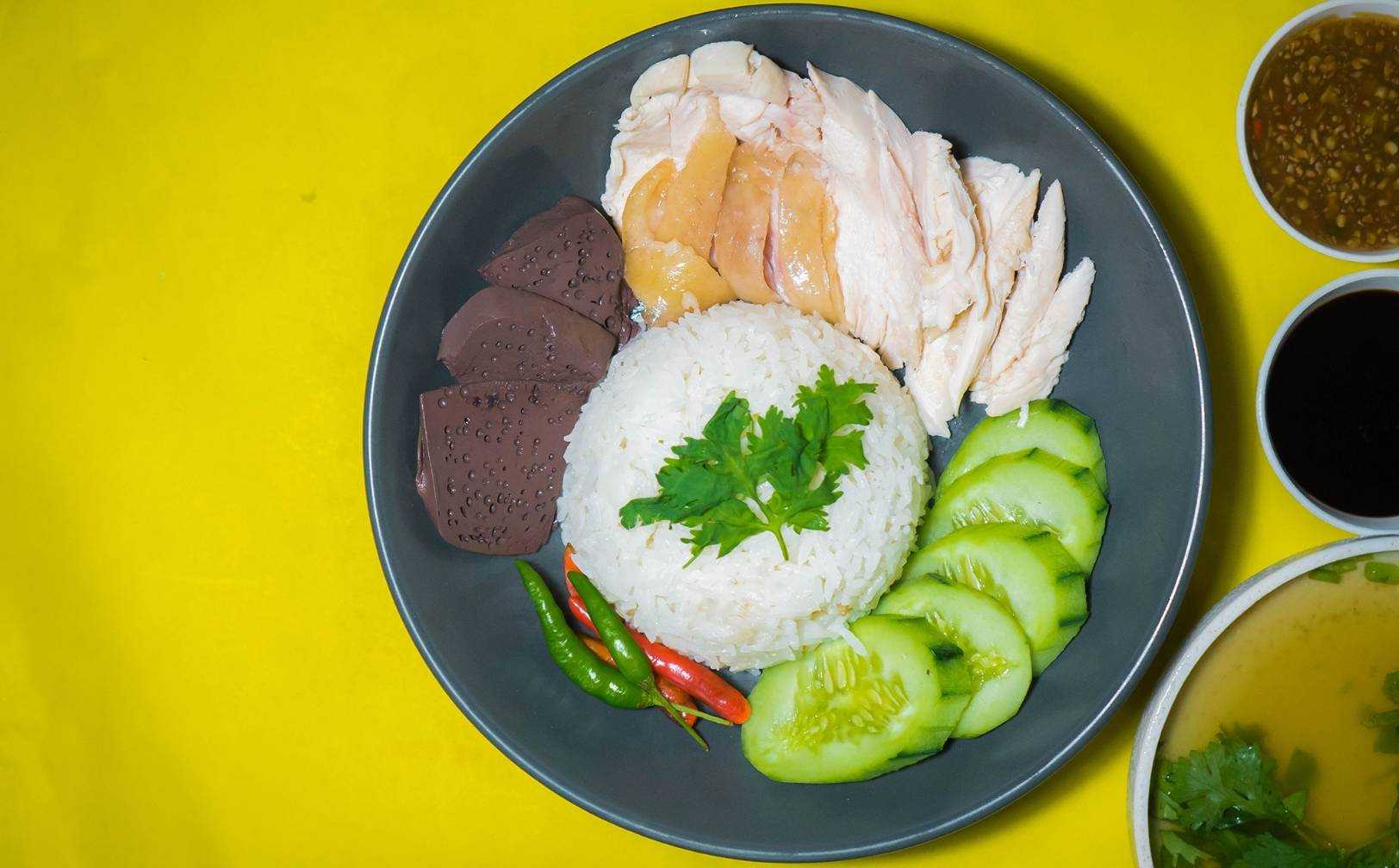 ข้าวมันไก่  (ร้านเจ๊หนุ่ย)