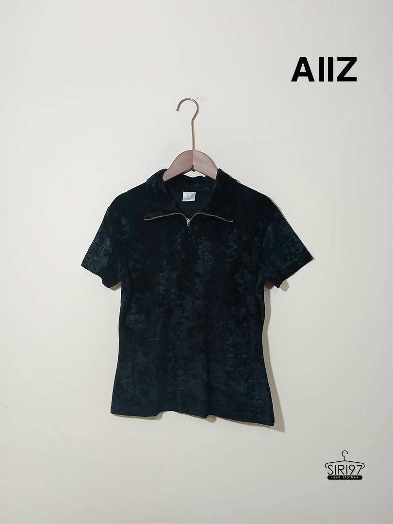 เสื้อท็อปคอซิปมีปก แขนสั้น AIIZ ผ้ากำมะหยี่ สีดำสภาพ 90%