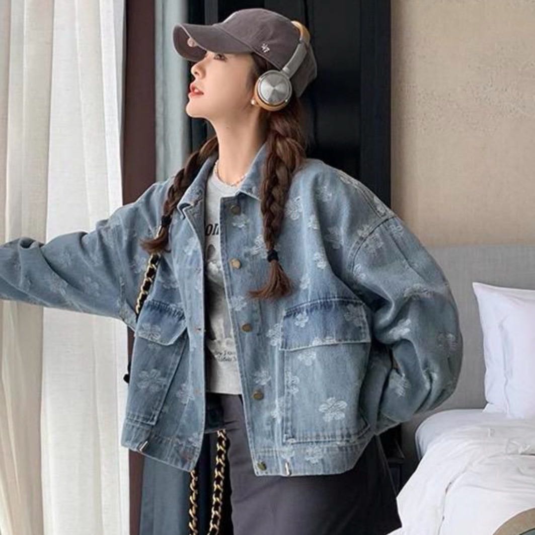 GMG เสื้อแจ็กเก็ตแขนยาว ผ้ายีนส์ สีฟ้าอ่อน ดีเทลพิมพ์ลายดอกไม้ มีกระเป๋าด้านหน้า