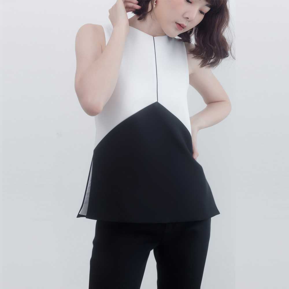 Charlotte Top เสื้อแขนกุด มีดีเทลกุ๊นเส้นเล็กตรงกลาง และตัดต่อทูโทน