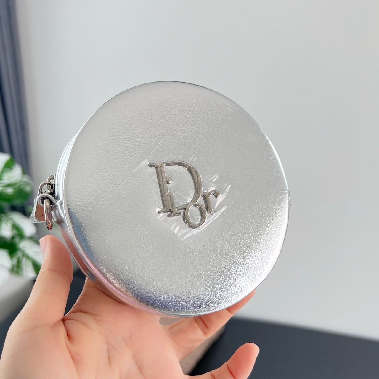 Dior Beauty Crossbody bag  # สีเงิน