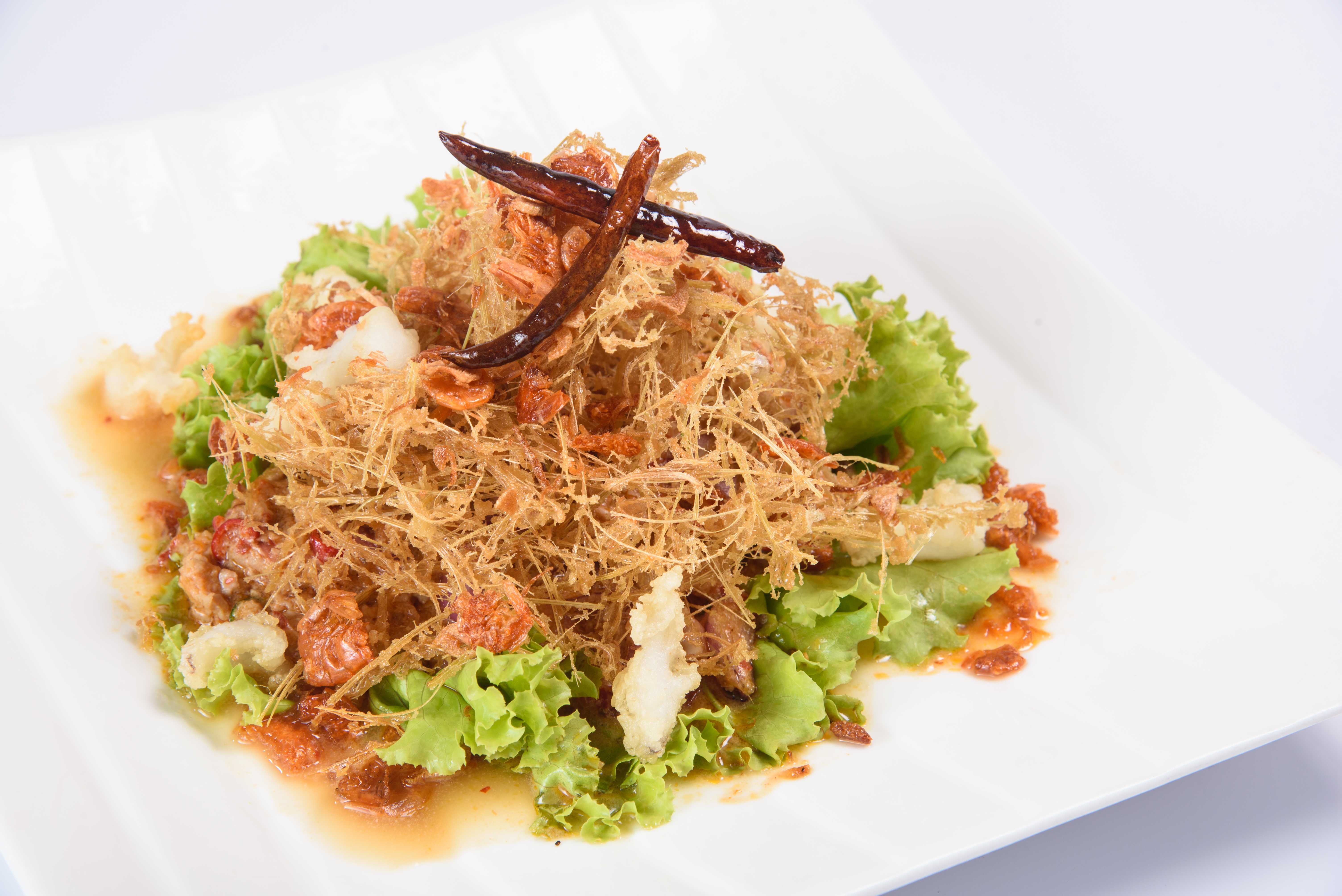 ยำตะไคร้สวนแก้ว  Crispy Fried Lemongrass Salad with Minced Pork & Squids