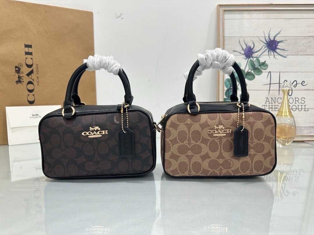 กระเป๋าทรง Barrel ขนาดจิ๋วสุดน่ารัก COACH CW197