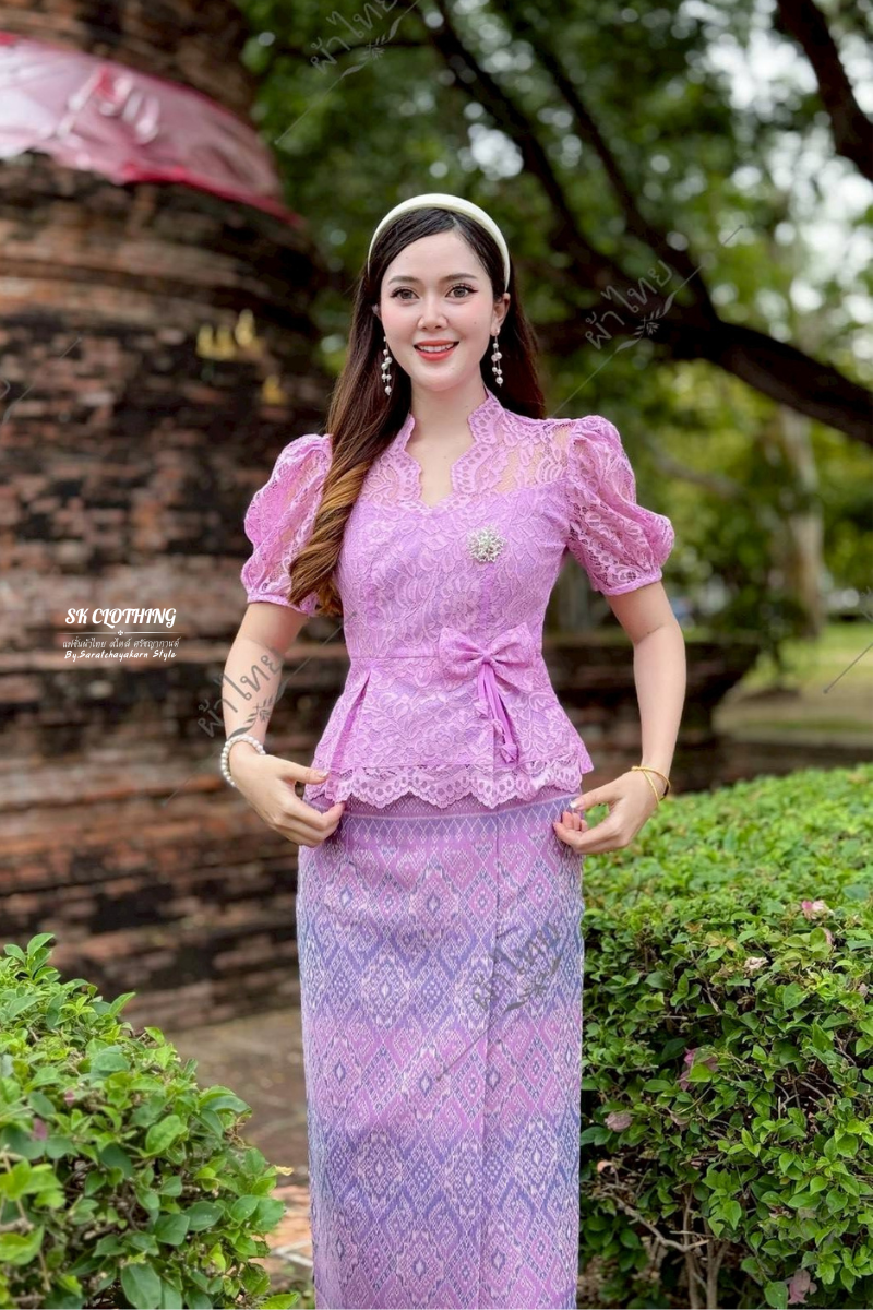 เสื้อลูกไม้ ใส่ไปวัดทำบุญ งานคอวี แขนตุ๊กตา แต่งโบว์เล็กๆตรงเอว 1 ข้าง งานชายระบายแต่งจีบ อัดกาว